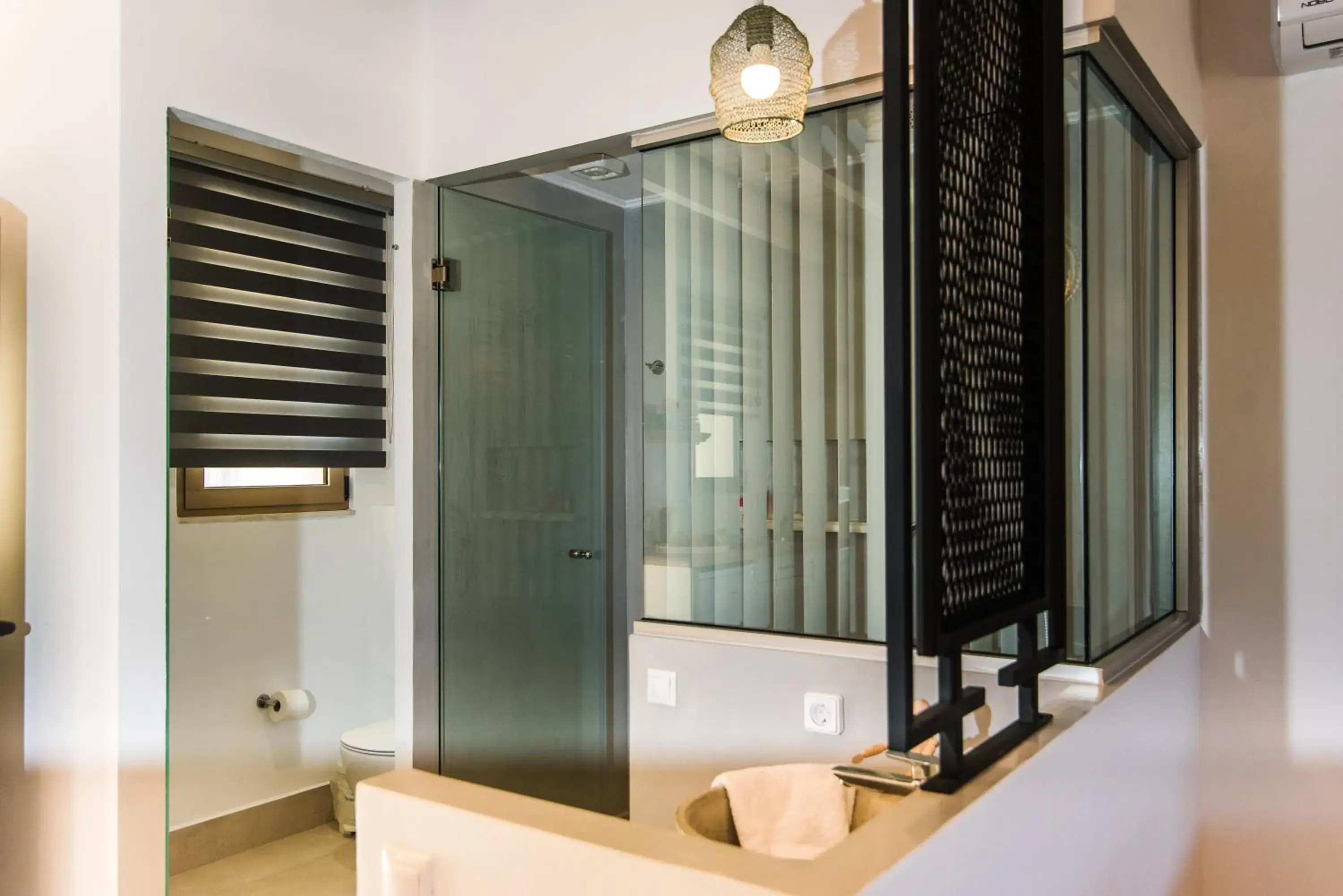 Bathroom in Sarpidon Apartments Bathroom in Sarpidon Apartments