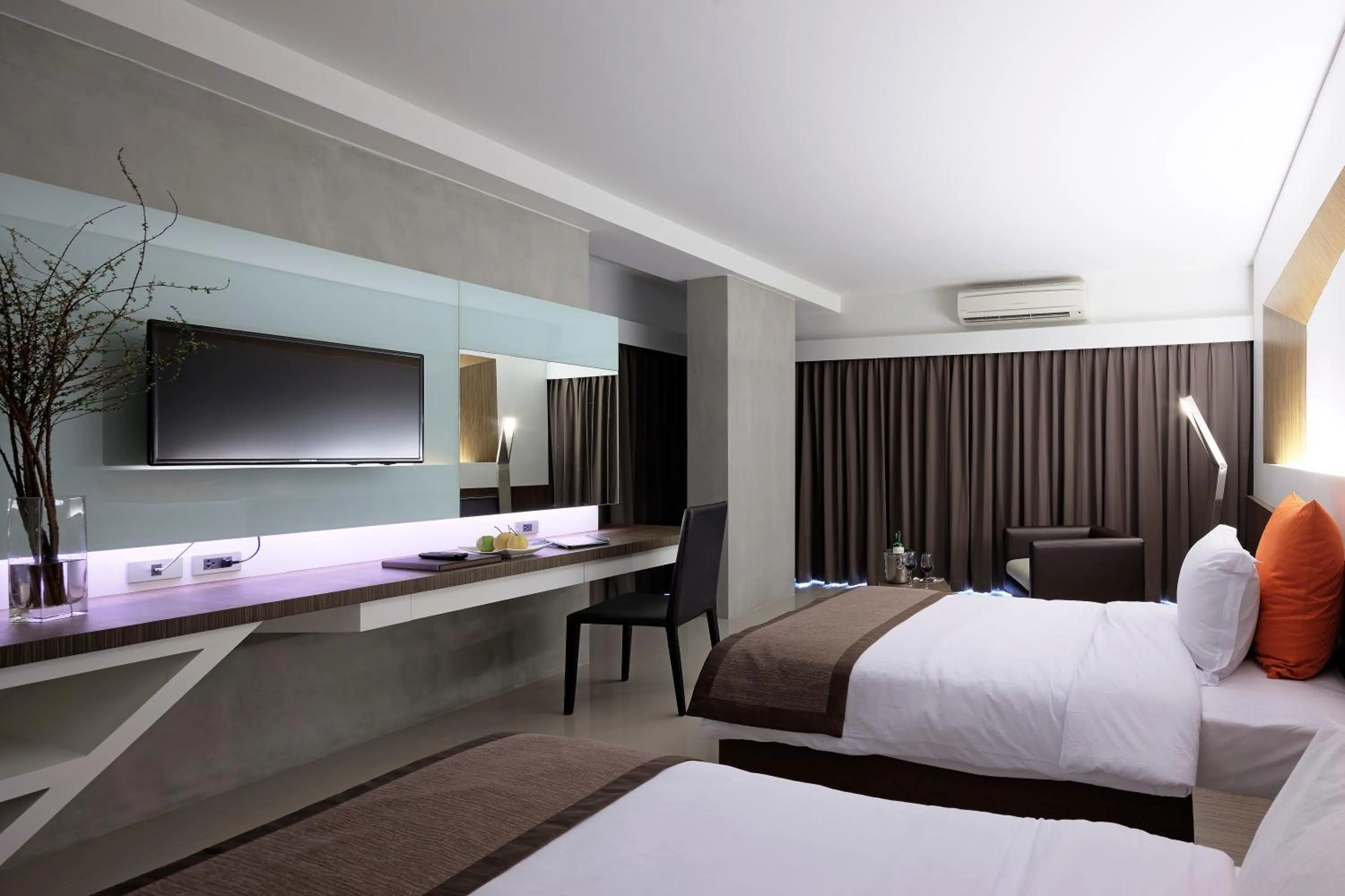 Communal lounge/ TV room, Bed in Nine Forty One Hotel