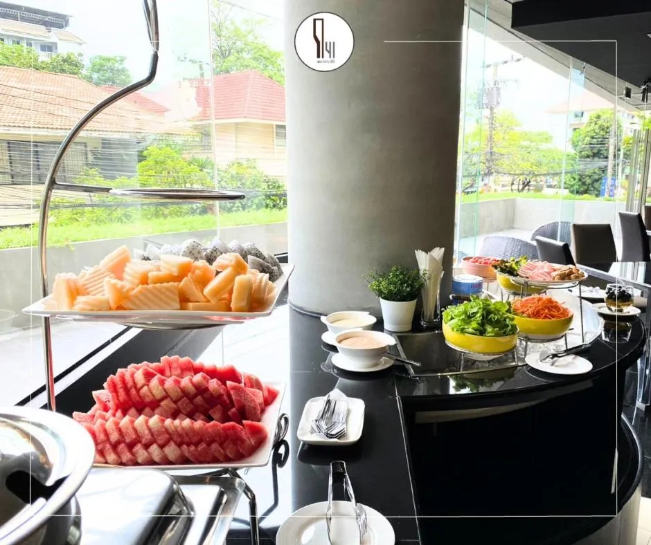 Restaurant/places to eat in Nine Forty One Hotel