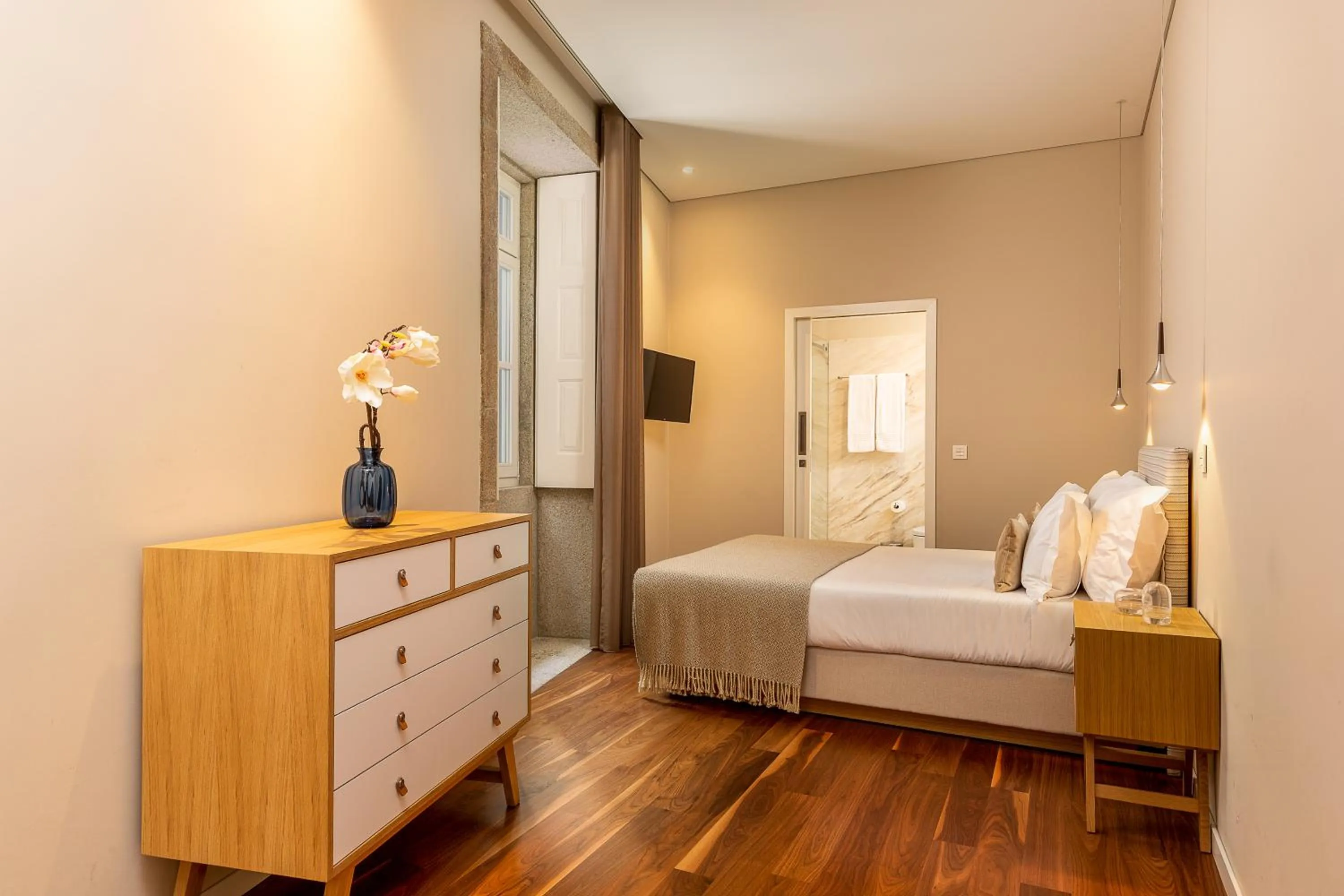 Photo of the whole room, Bed in RS Porto Historic Center