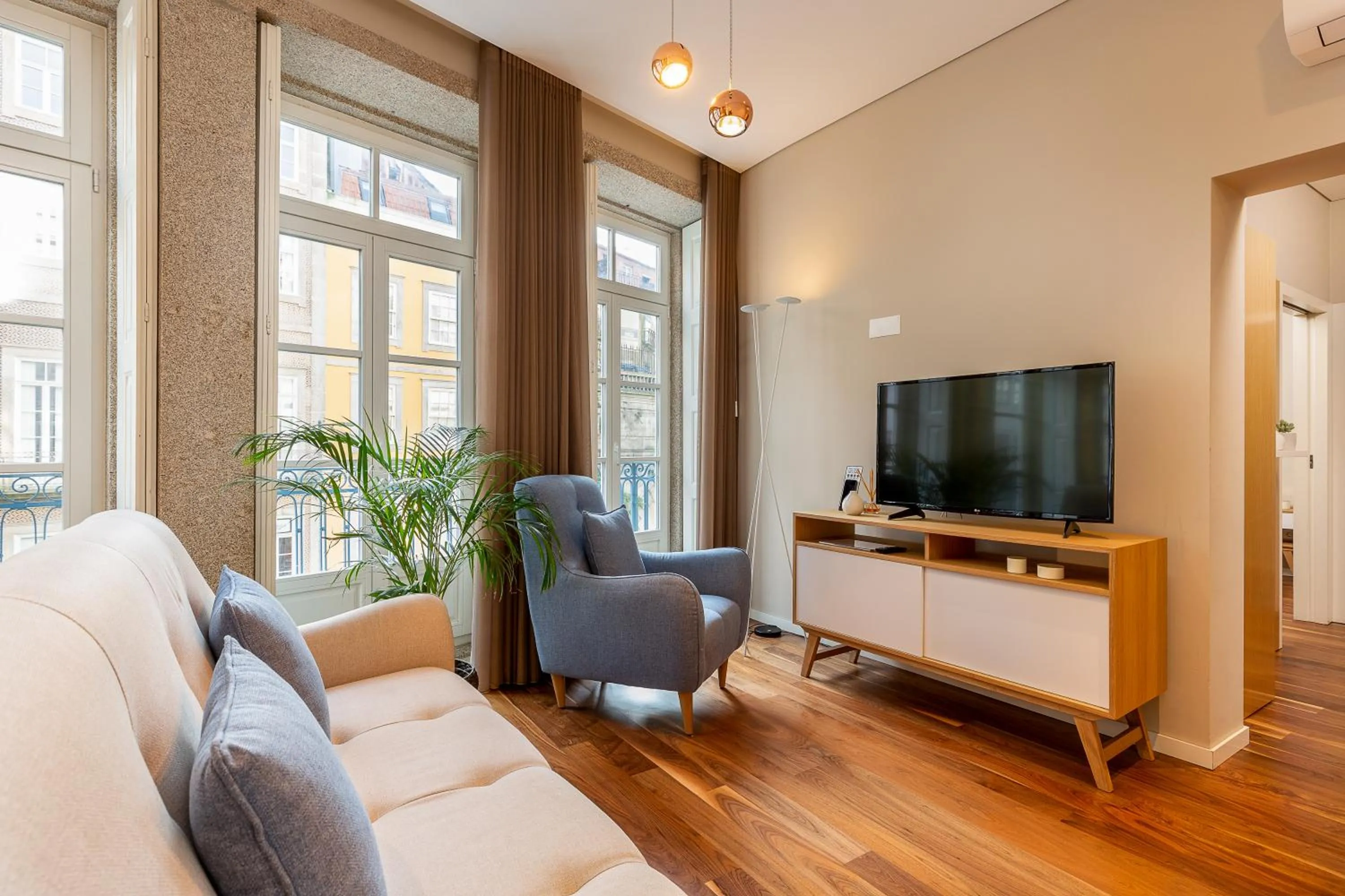 Communal lounge/ TV room in RS Porto Historic Center