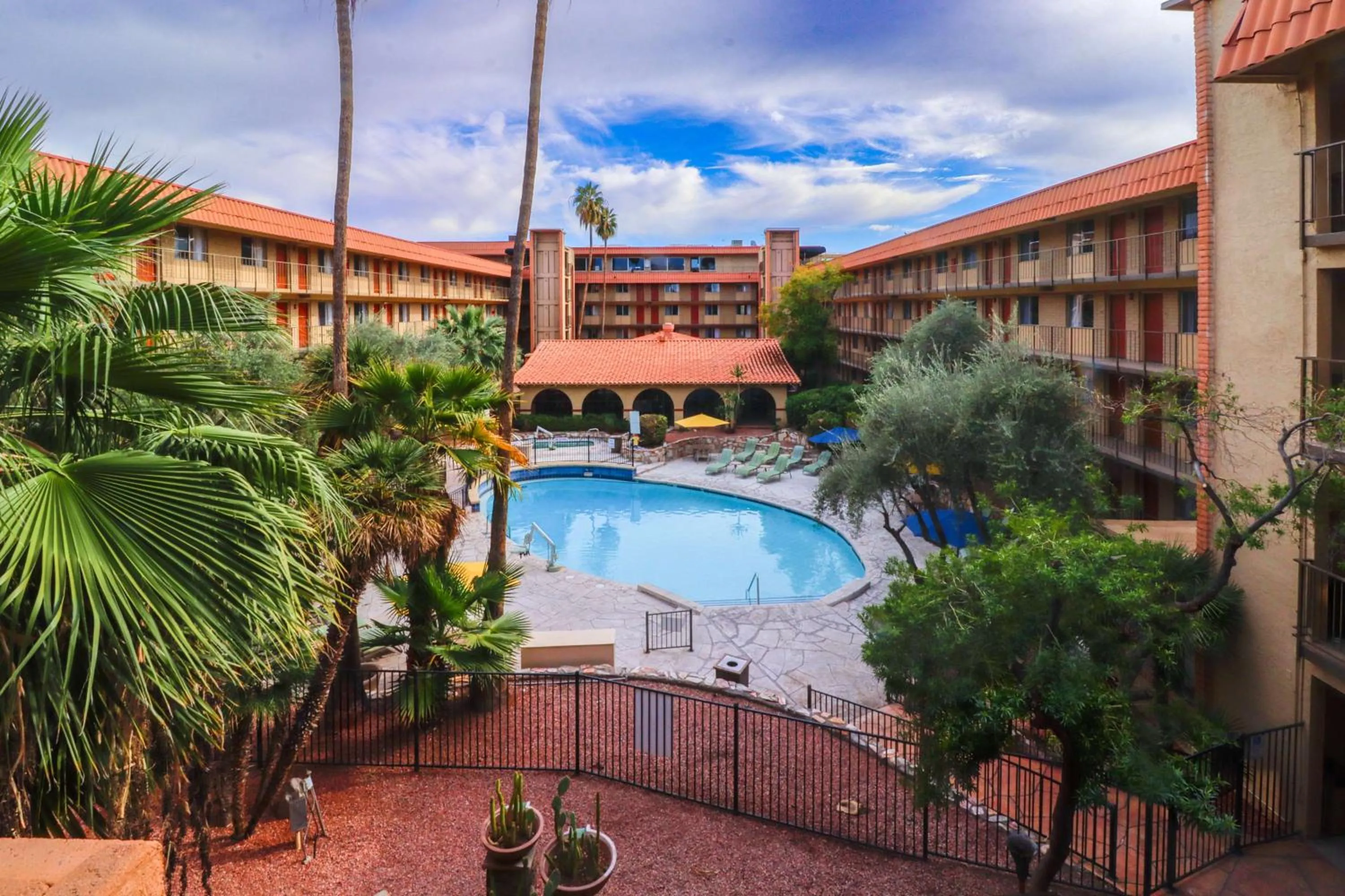 Pool view in Motel 6 Phoenix, AZ – Sky Harbor