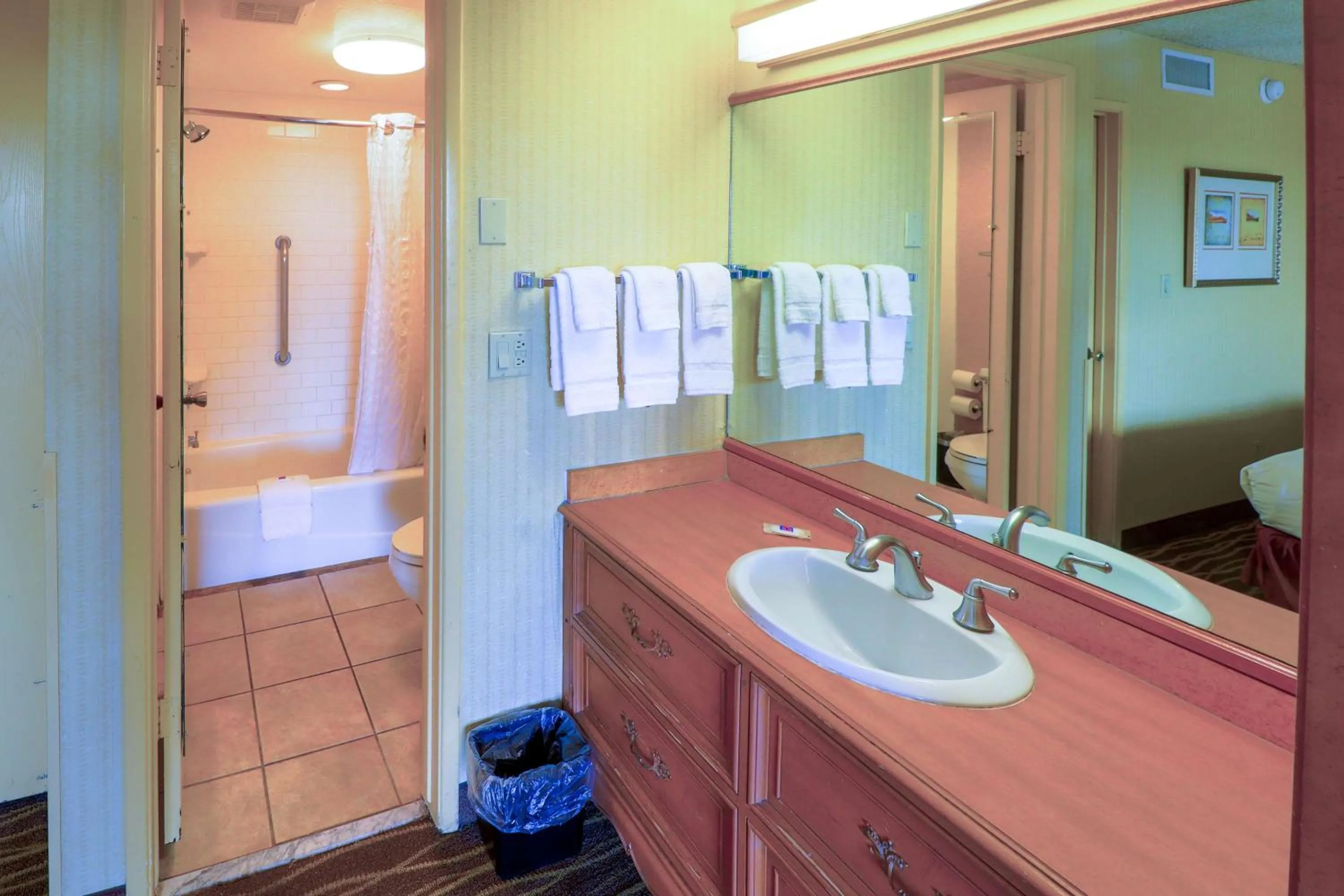 Bathroom in Motel 6 Phoenix, AZ – Sky Harbor