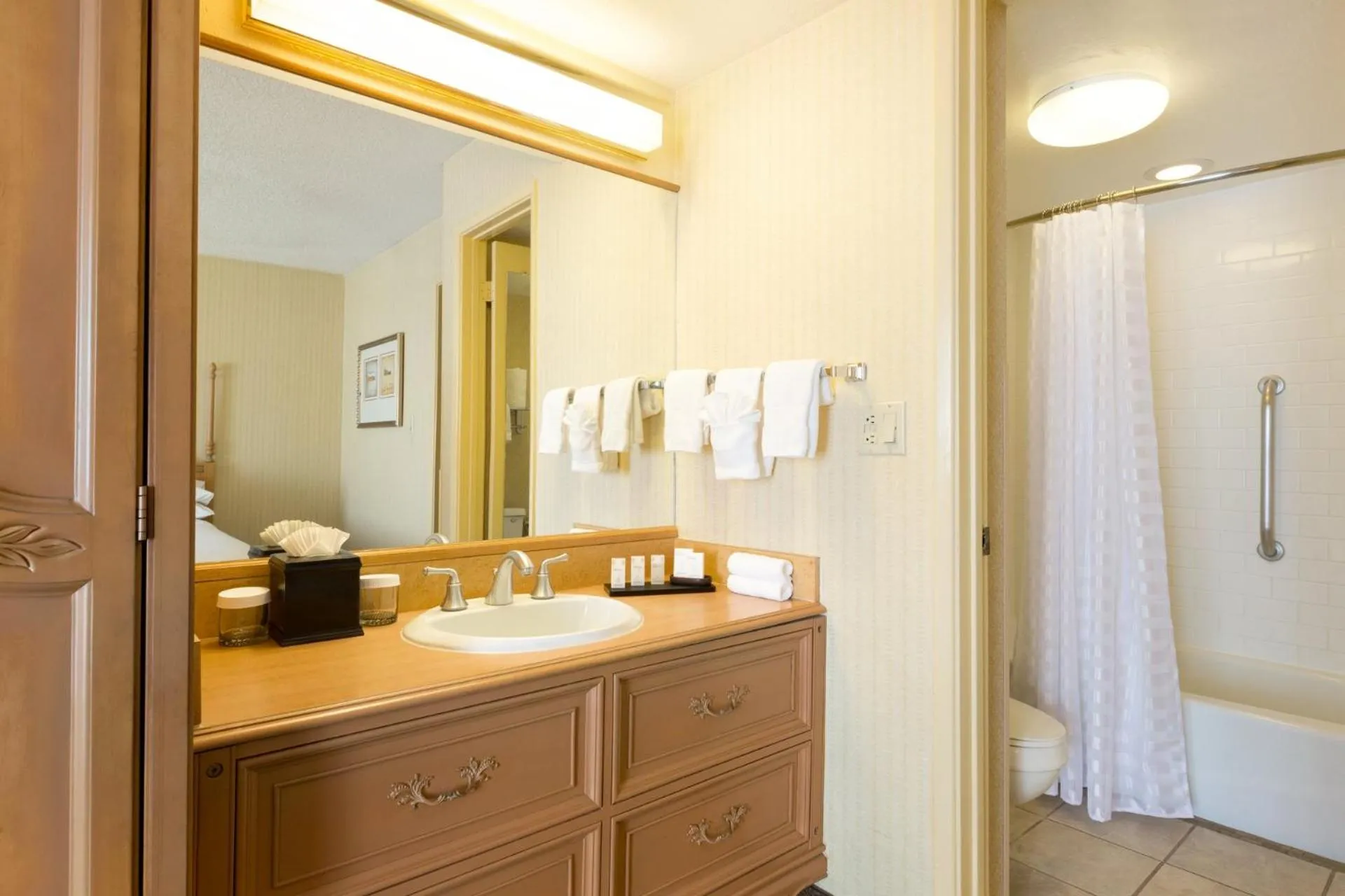 Bathroom in Motel 6 Phoenix, AZ – Sky Harbor