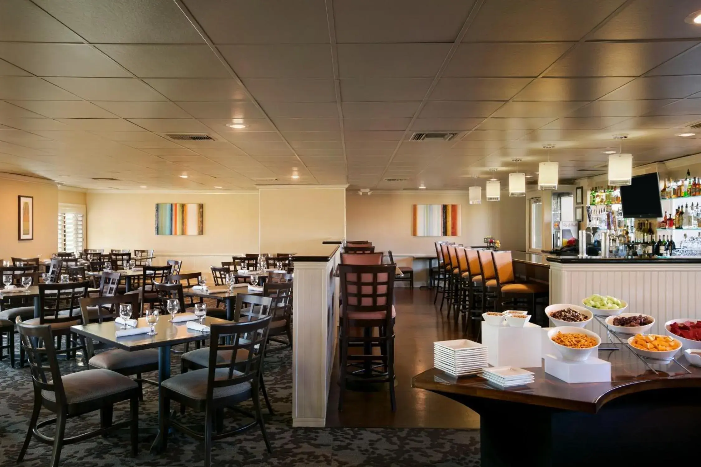 Lounge or bar, Restaurant/Places to Eat in Embassy Suites Phoenix Airport at 24th Street Lounge or bar, Restaurant/Places to Eat in Embassy Suites Phoenix Airport at 24th Street