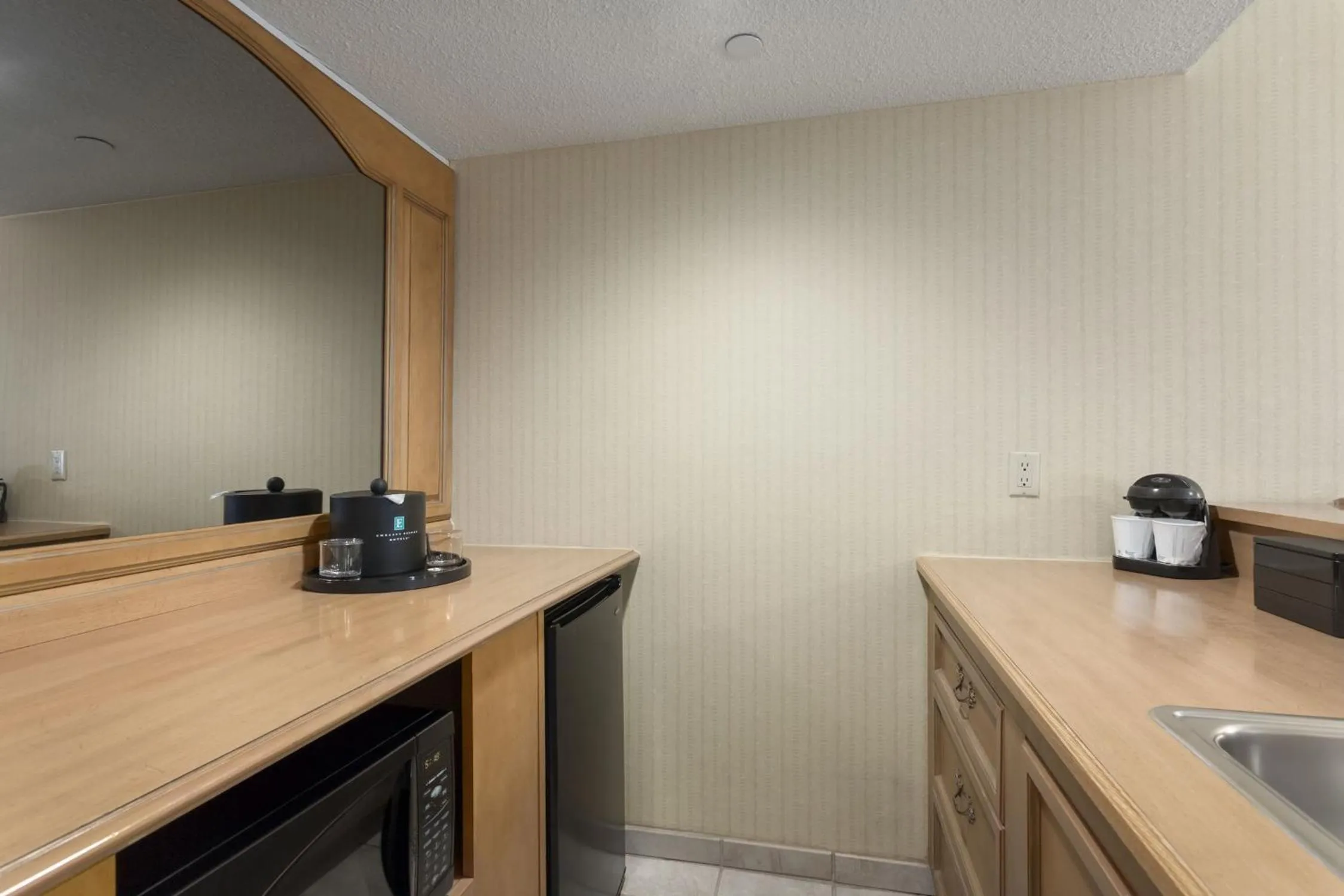 Kitchen or kitchenette in Motel 6 Phoenix, AZ – Sky Harbor