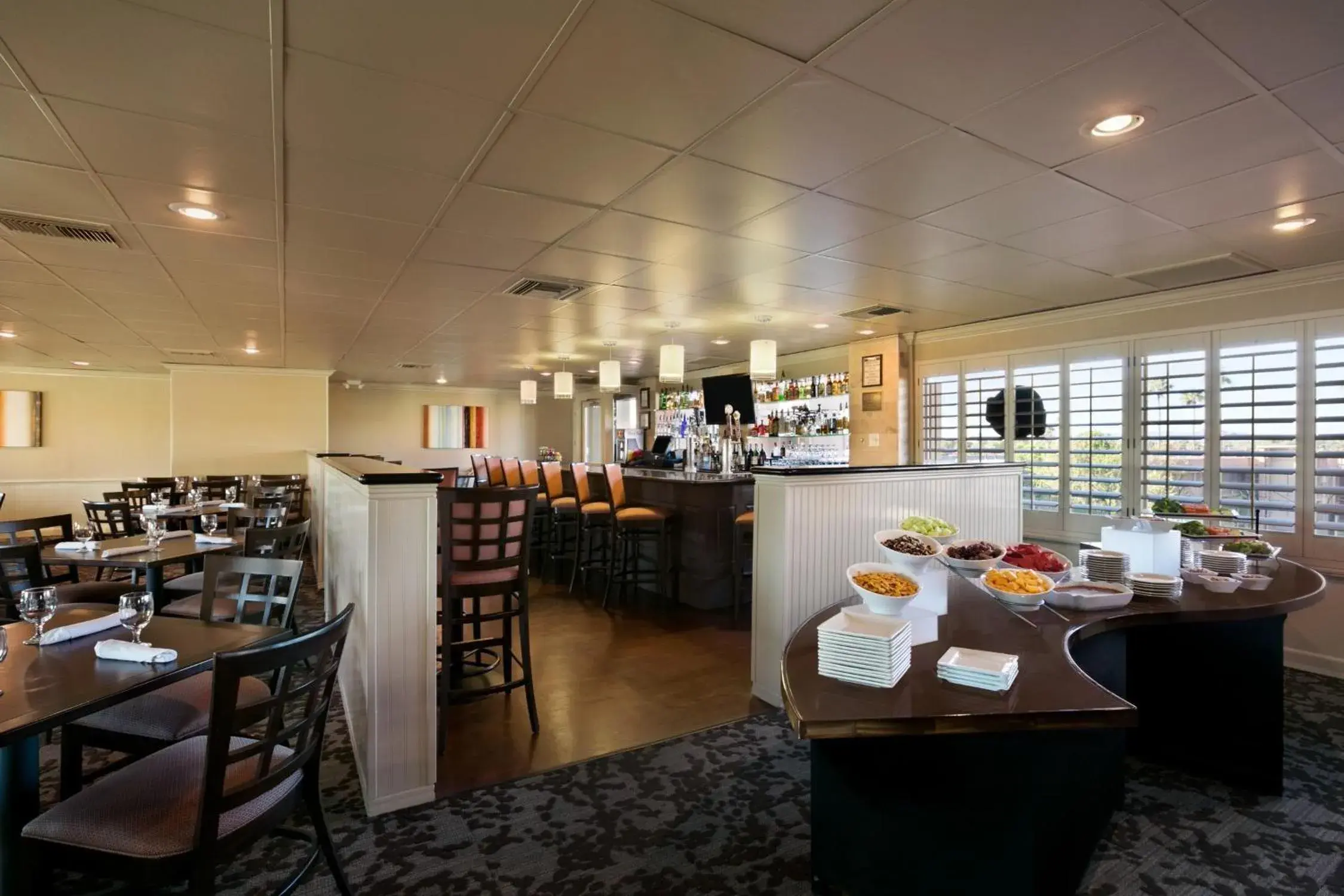 Restaurant/Places to Eat in Embassy Suites Phoenix Airport at 24th Street Restaurant/Places to Eat in Embassy Suites Phoenix Airport at 24th Street