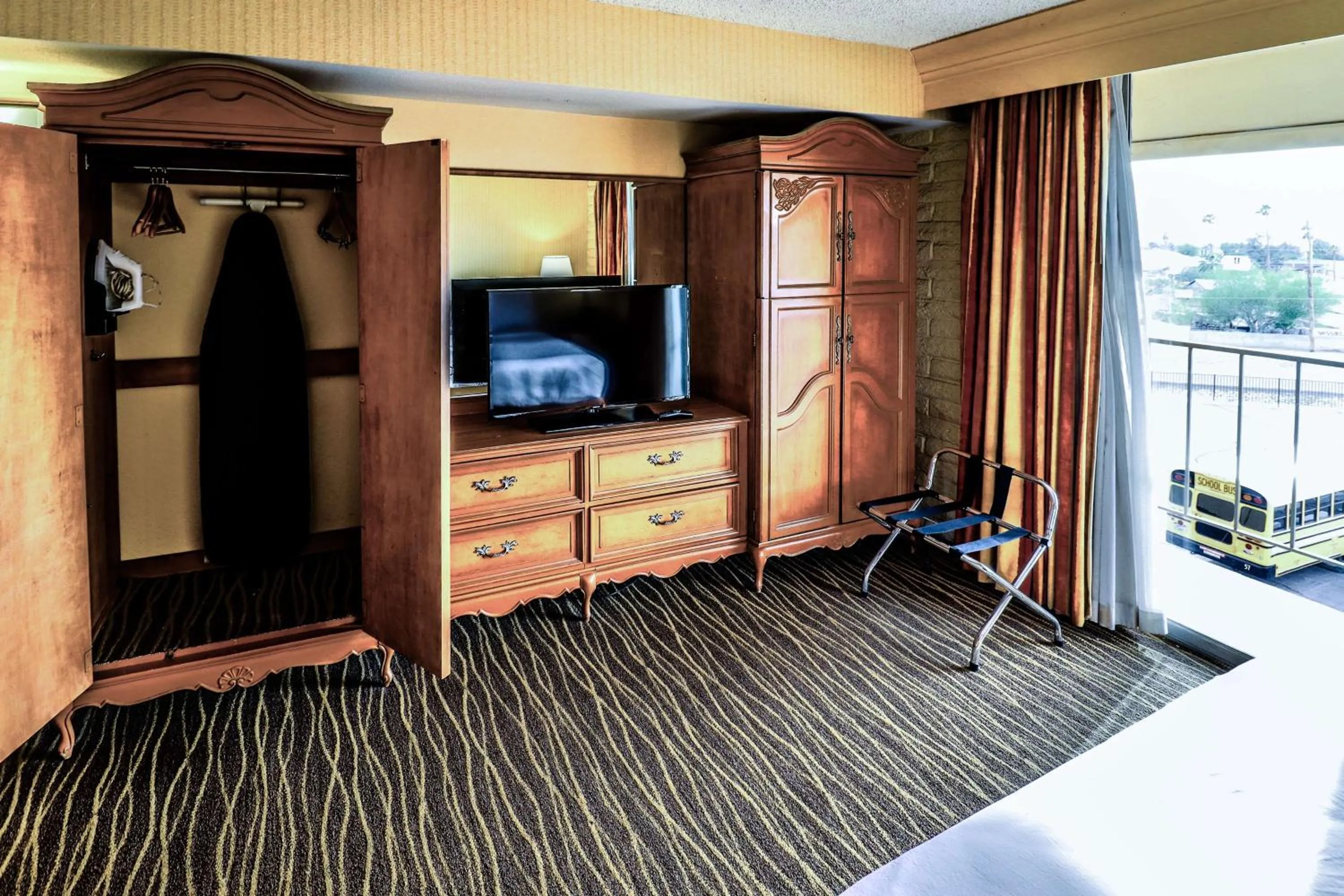 Bedroom in Motel 6 Phoenix, AZ – Sky Harbor