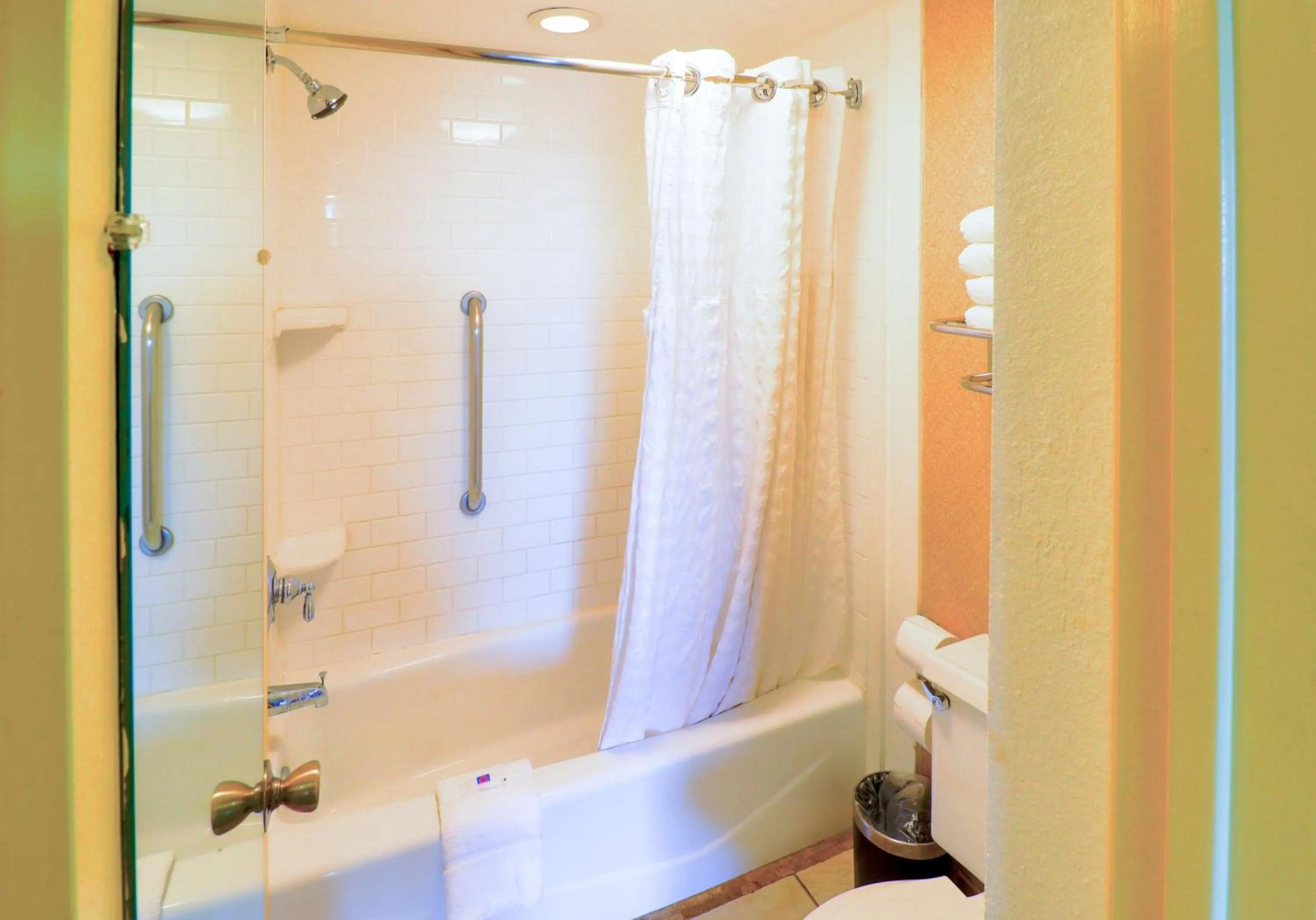 Bathroom in Motel 6 Phoenix, AZ – Sky Harbor