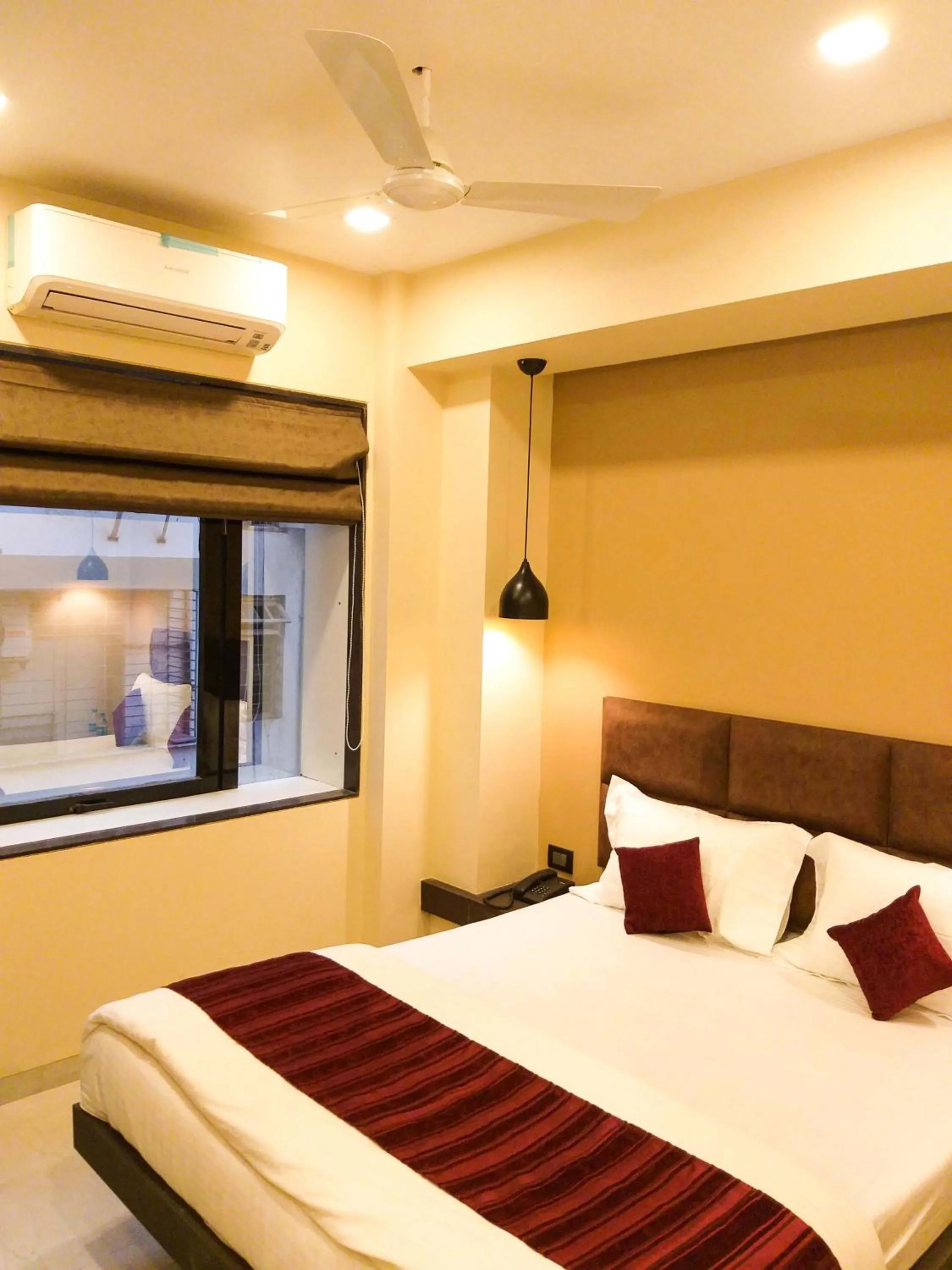 Decorative detail, Bed in The Fountain Inn - Fort