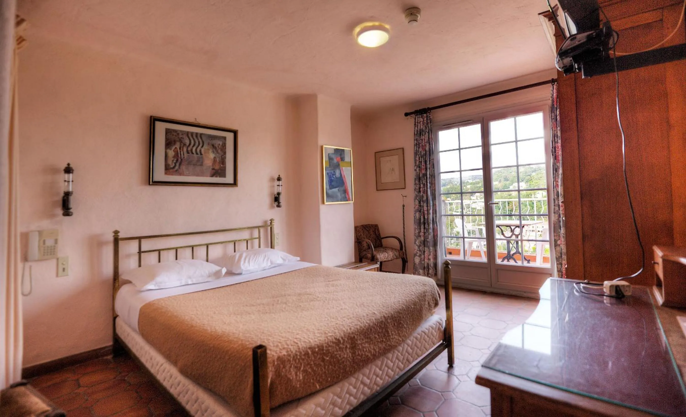 Double Room in Hôtel Les Arcades