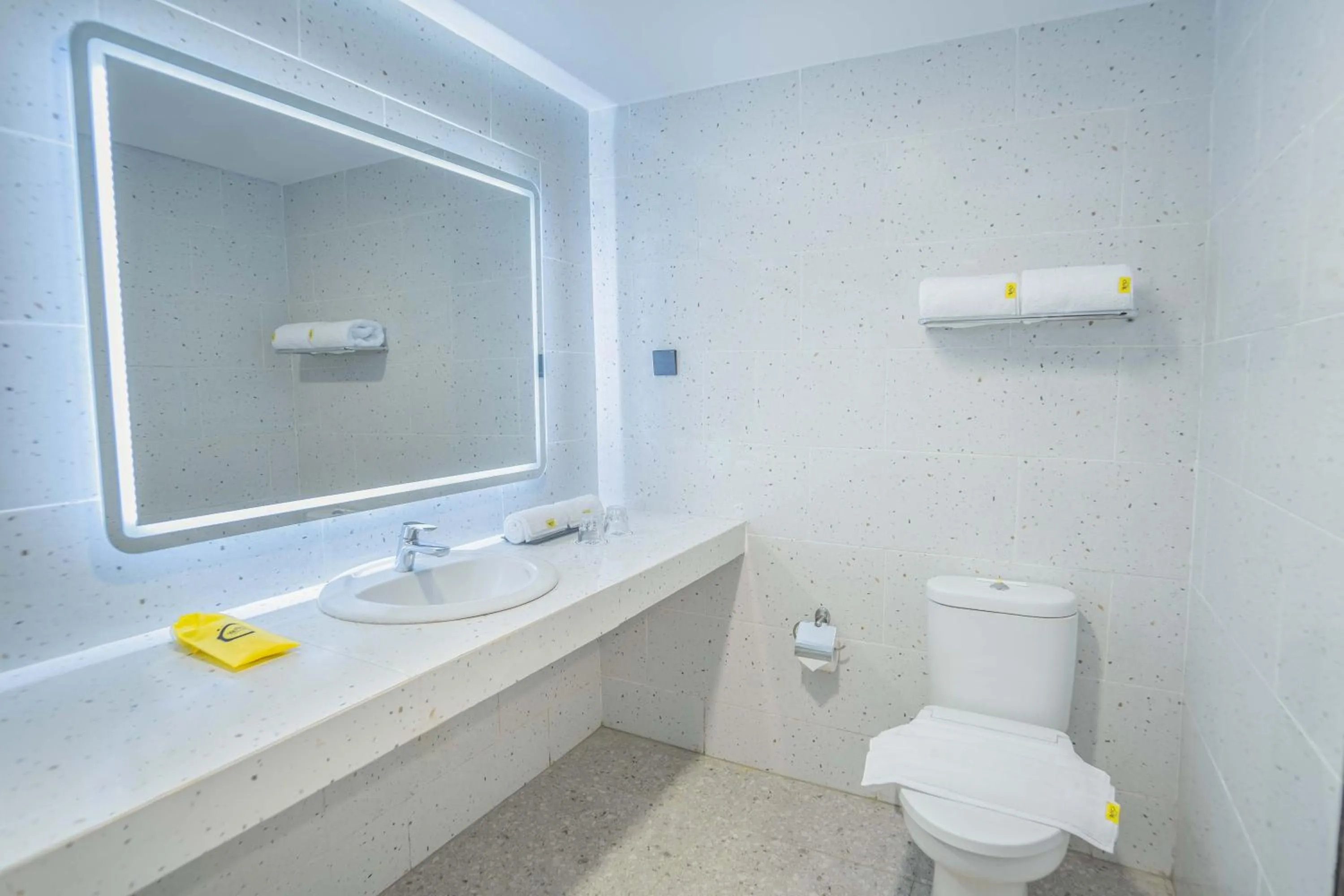 Shower in Yello Hotel Samarinda