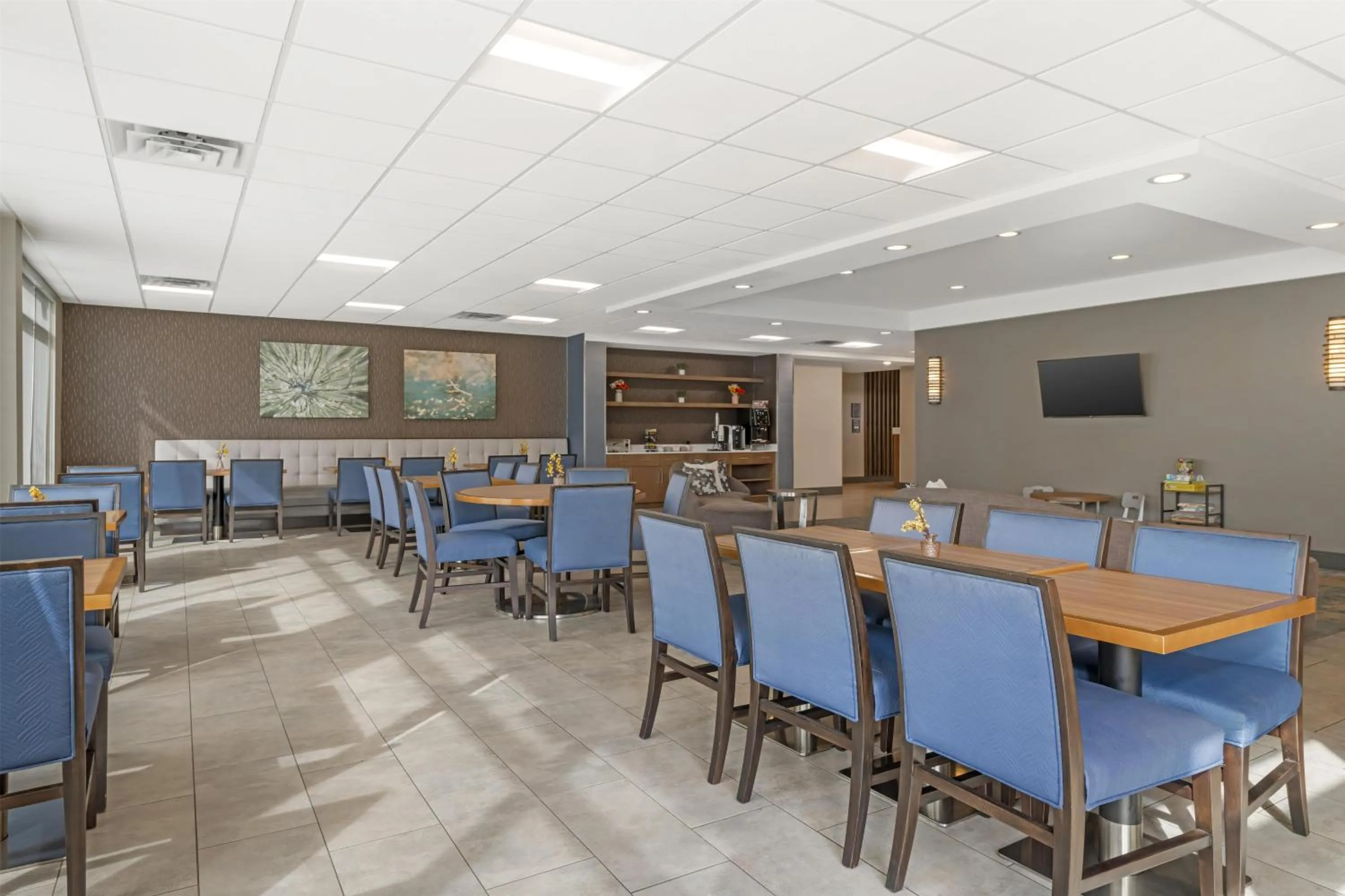 Breakfast in Best Western Plus Isanti