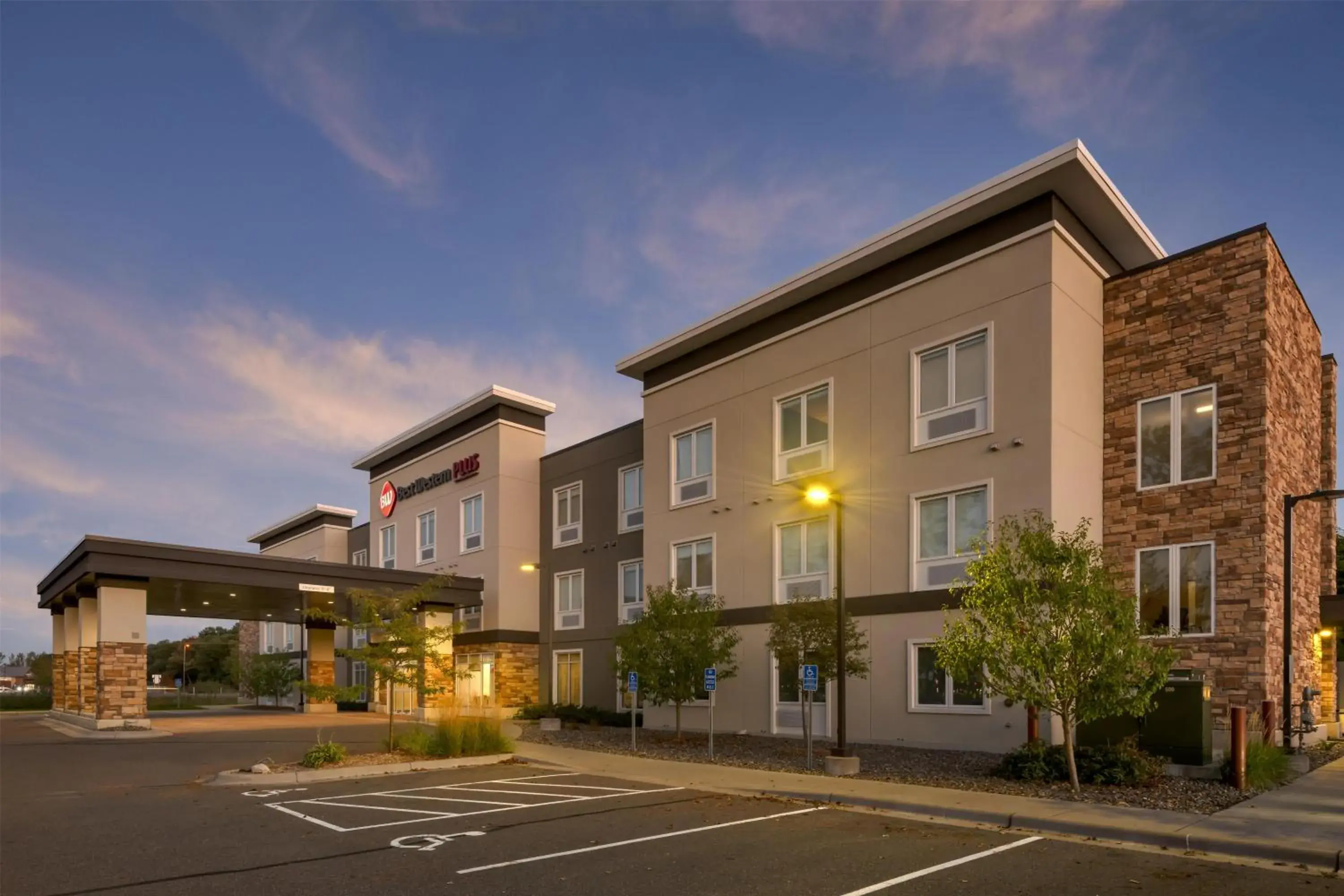 Property building in Best Western Plus Isanti Property building in Best Western Plus Isanti