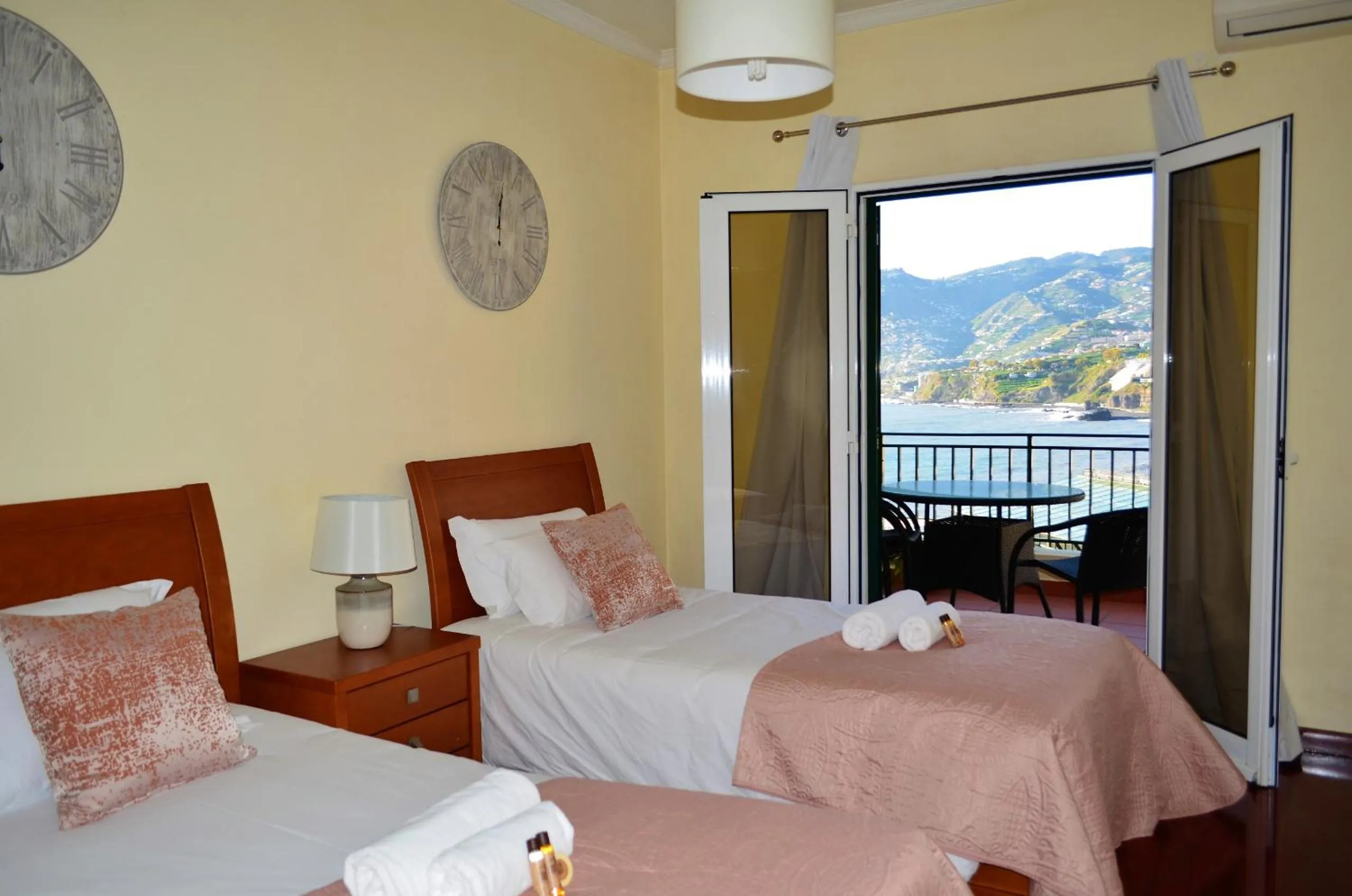 Bed in Golden View by Homie