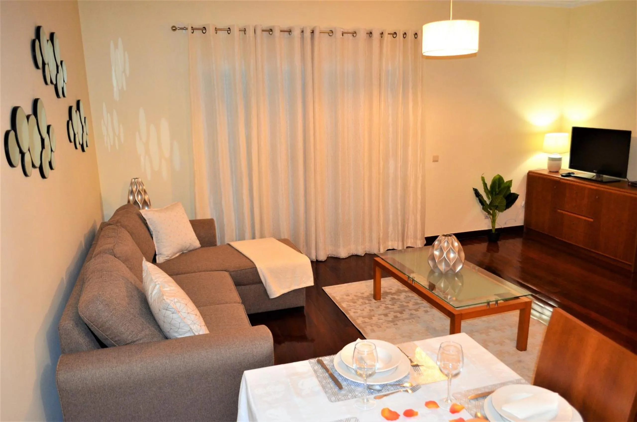 Communal lounge/ TV room in Golden View by Homie