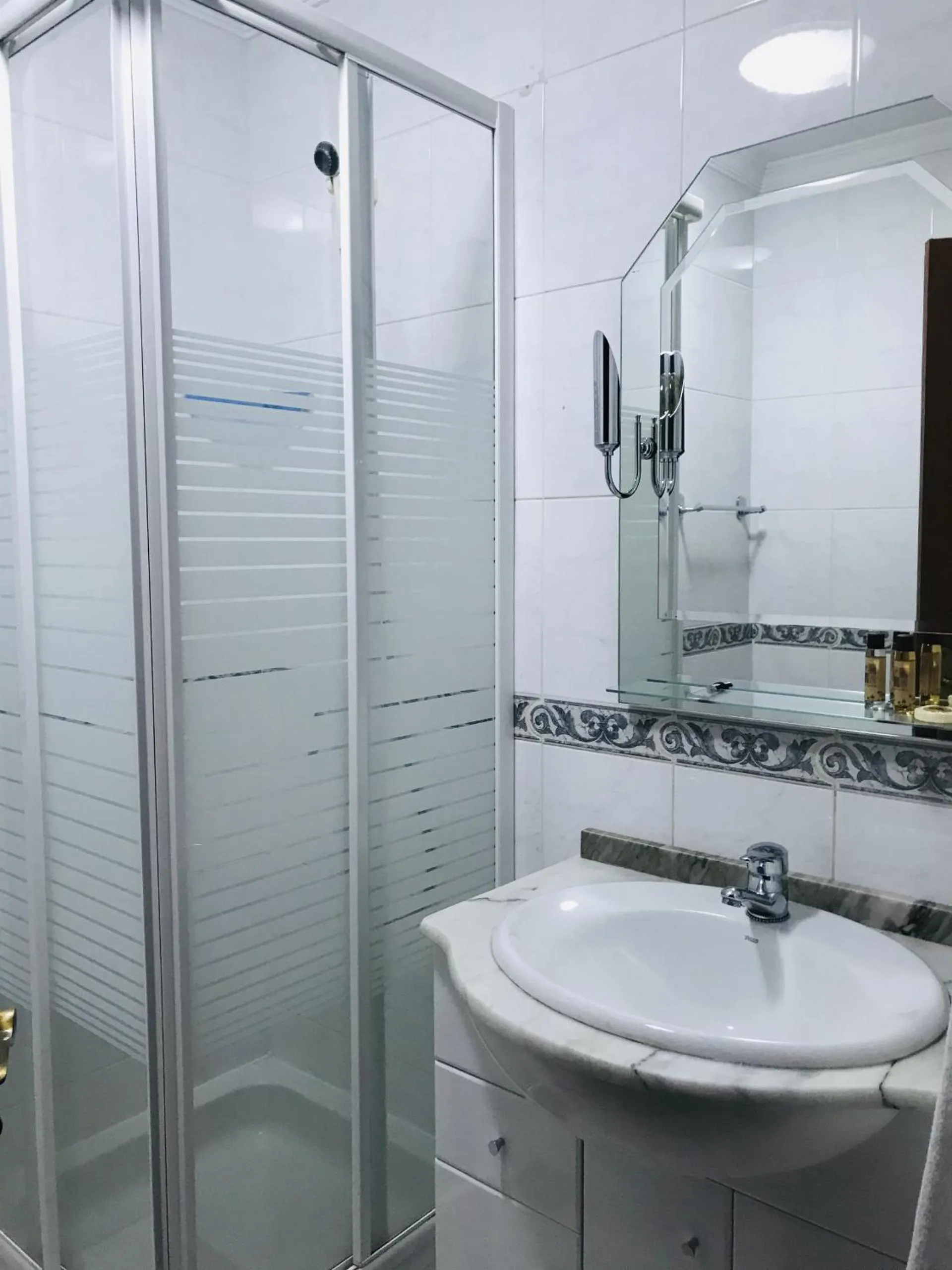 Bathroom in Golden View by Homie