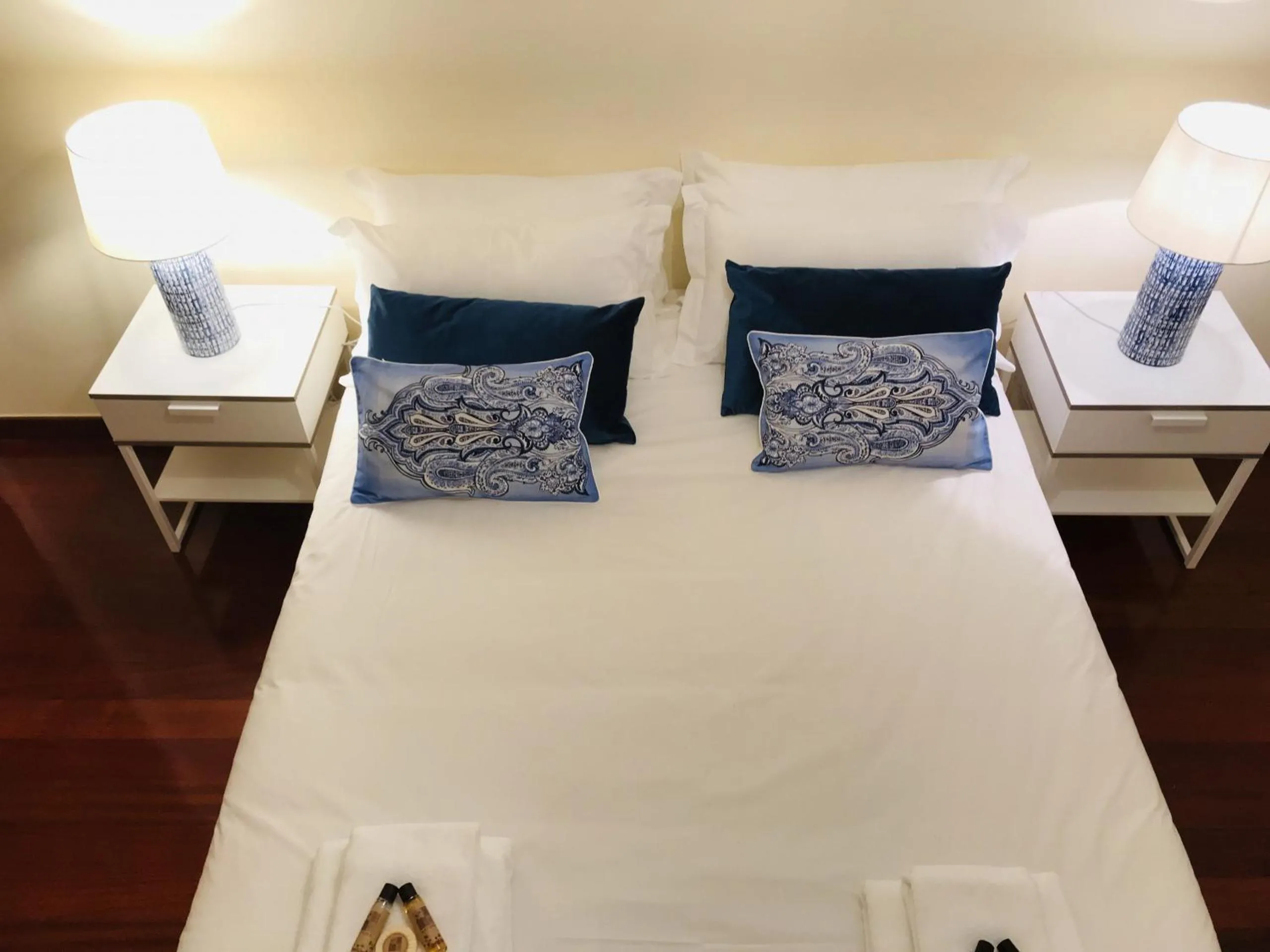 Bed in Golden View by Homie