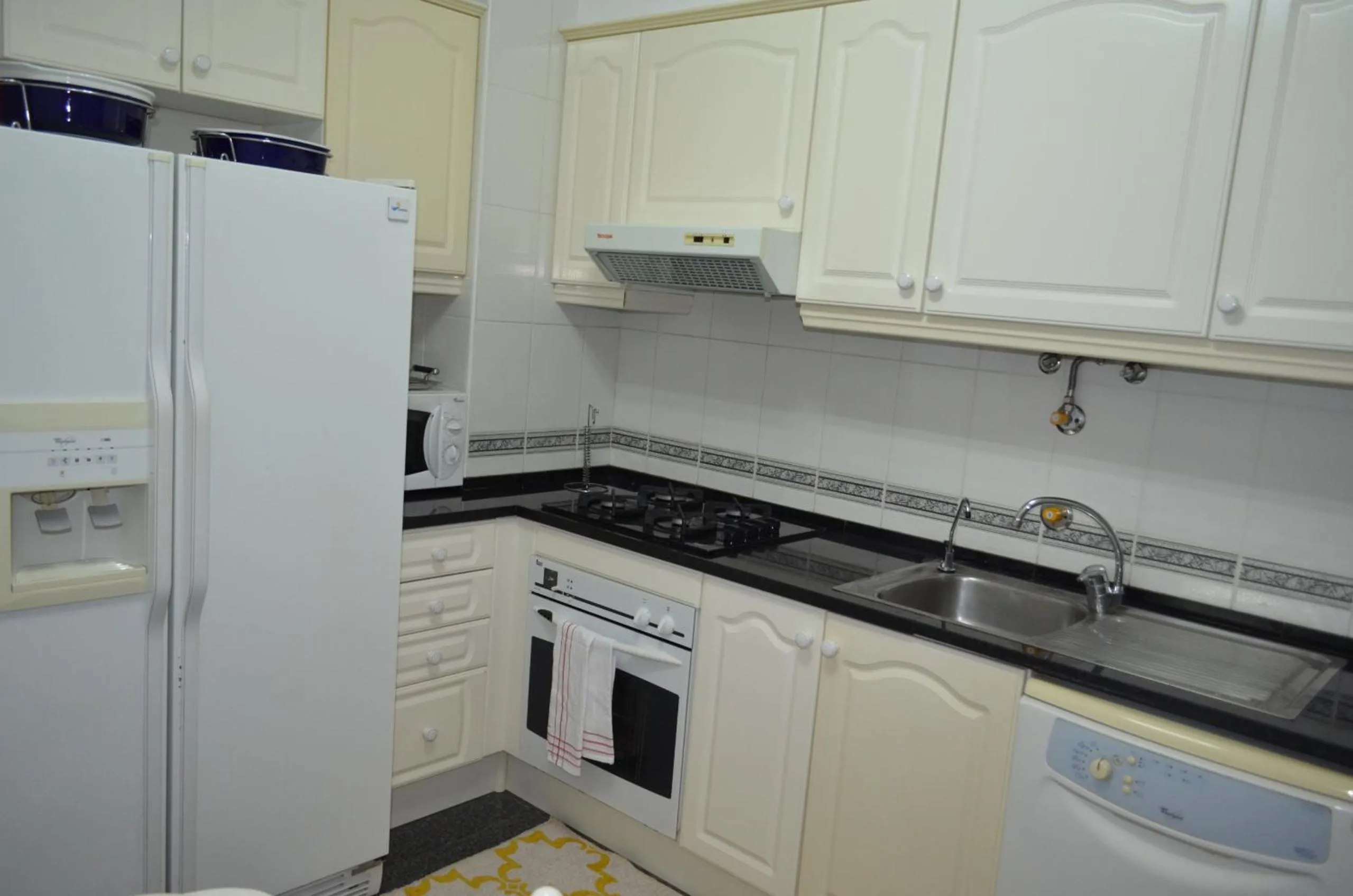 Kitchen or kitchenette in Golden View by Homie