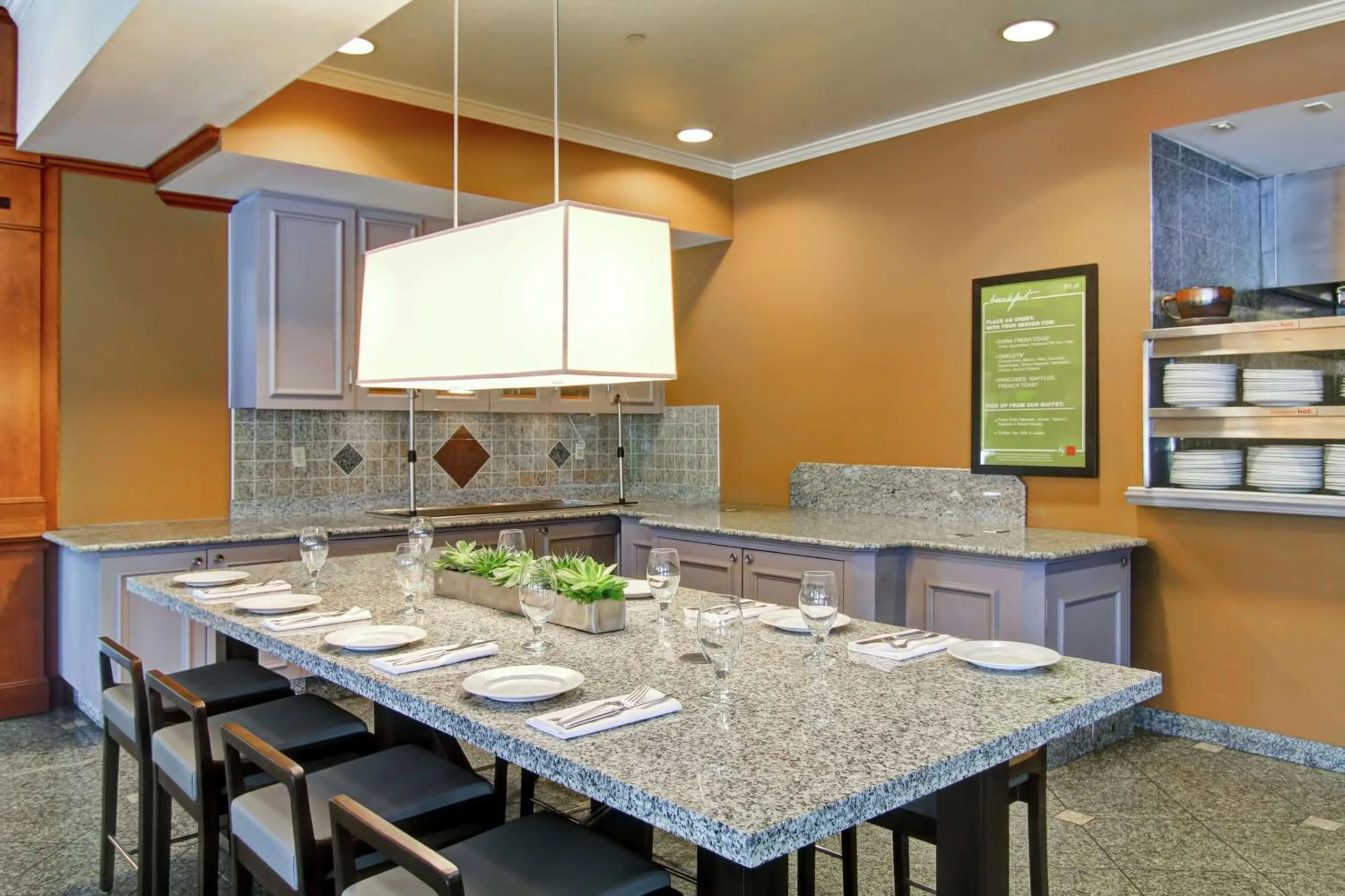 Dining area in Hilton Garden Inn Ottawa Airport