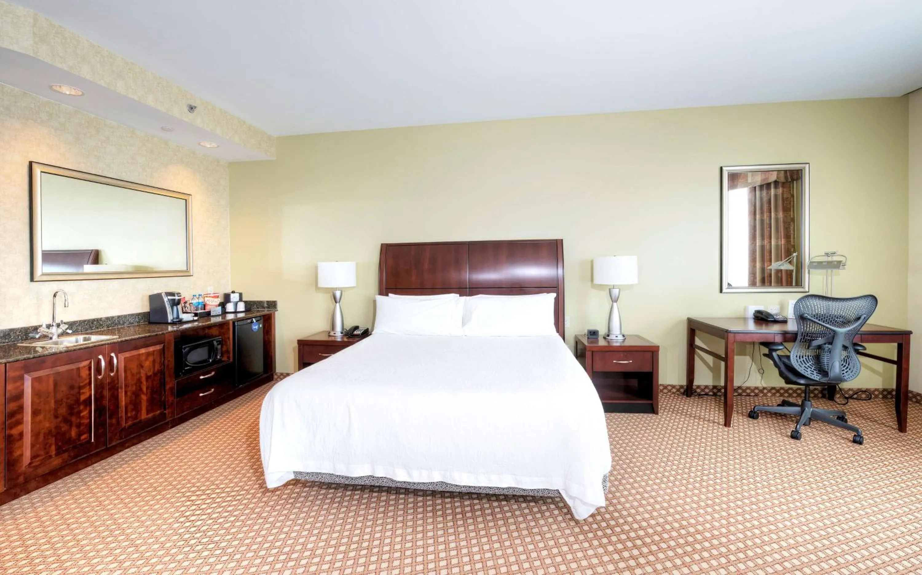 Bedroom, Bed in Hilton Garden Inn Ottawa Airport