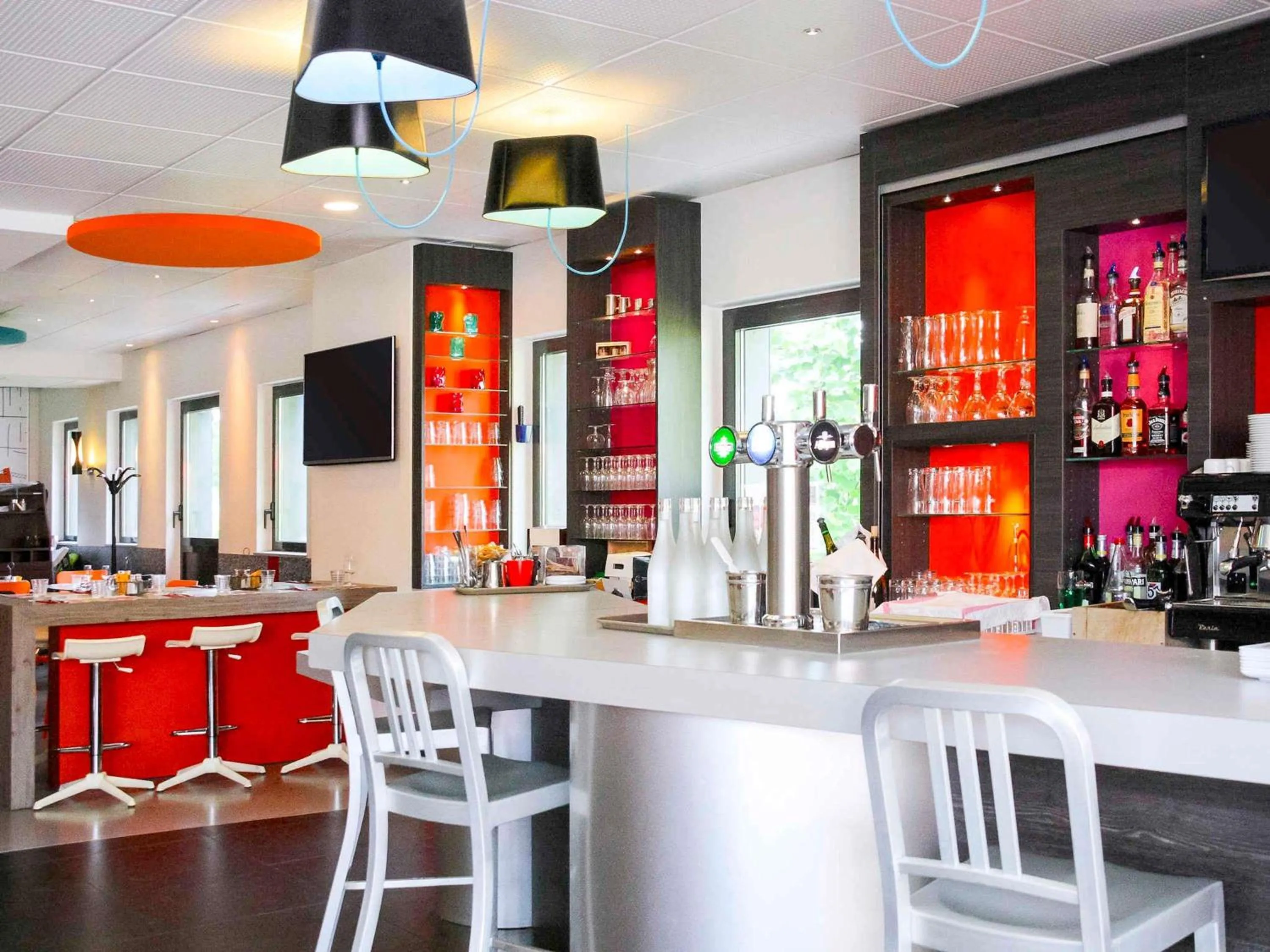 Lounge or bar in ibis Styles Romans-Valence Gare TGV