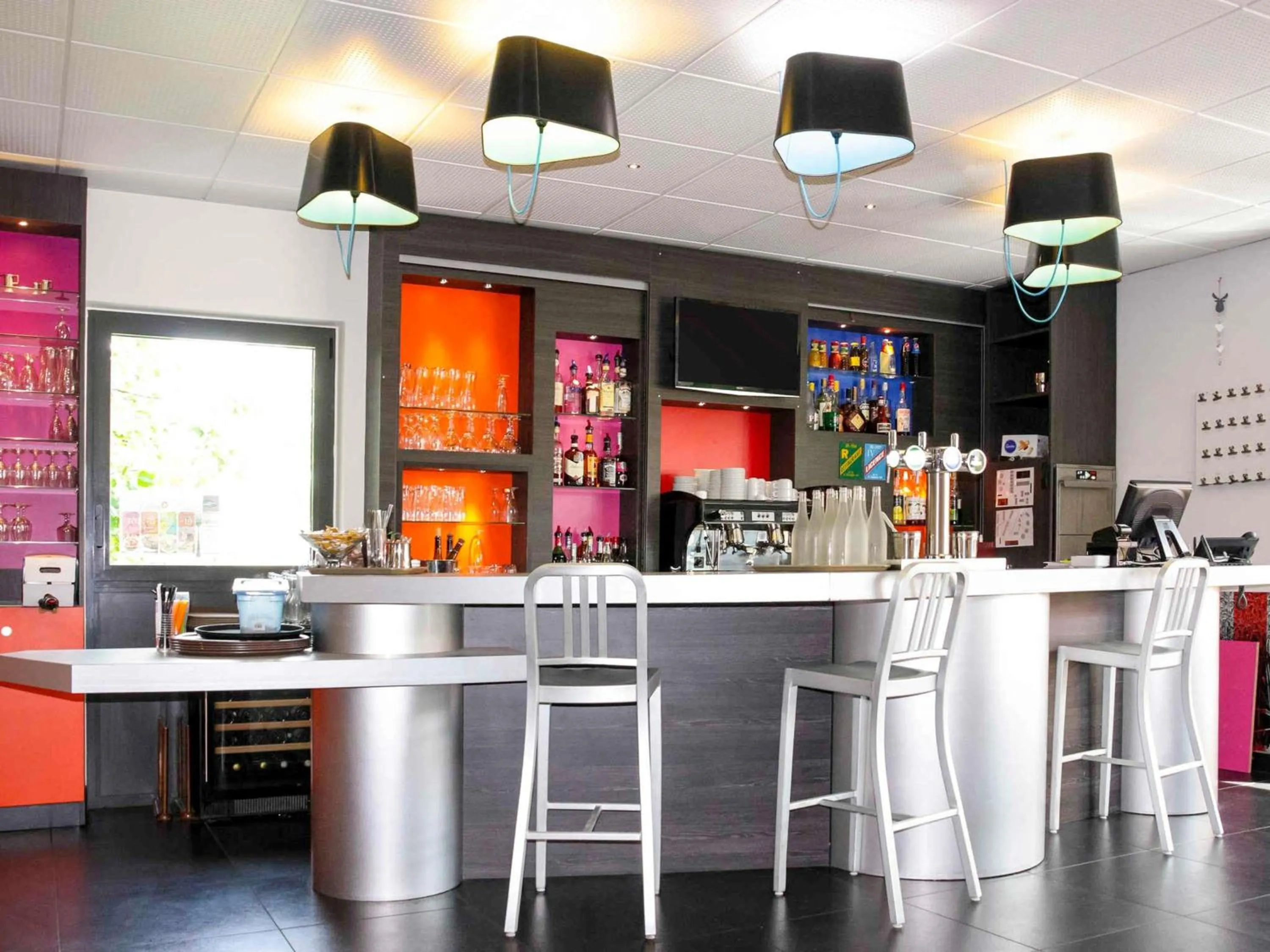 Lounge or bar in ibis Styles Romans-Valence Gare TGV