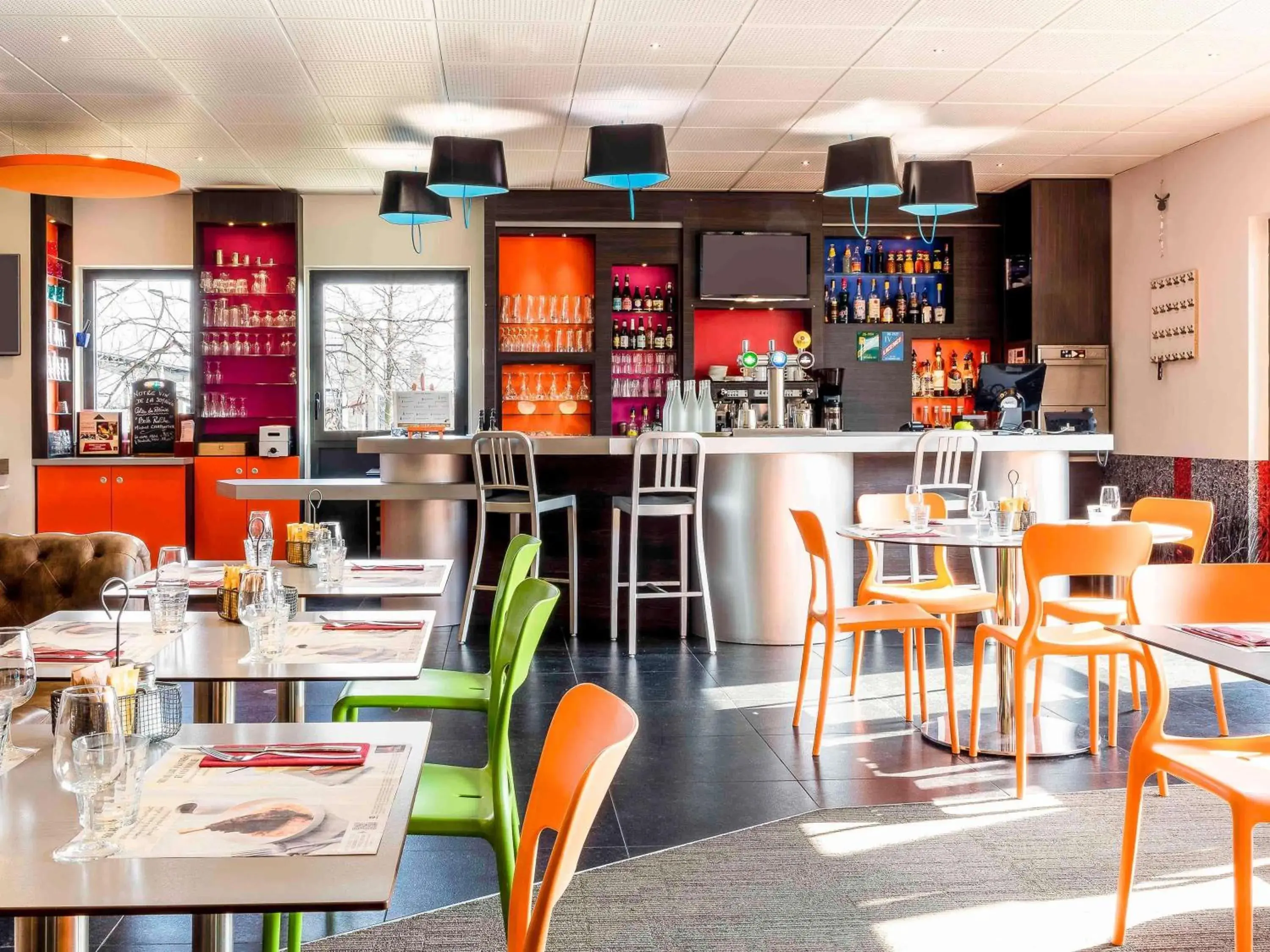 Lounge or bar in ibis Styles Romans-Valence Gare TGV Lounge or bar in ibis Styles Romans-Valence Gare TGV