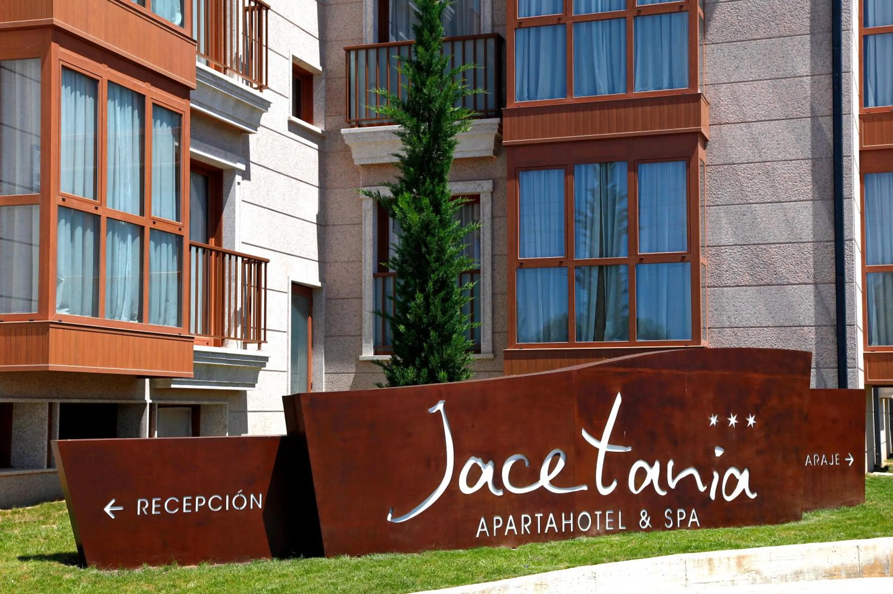 Facade/entrance in Apartahotel & Spa Jacetania