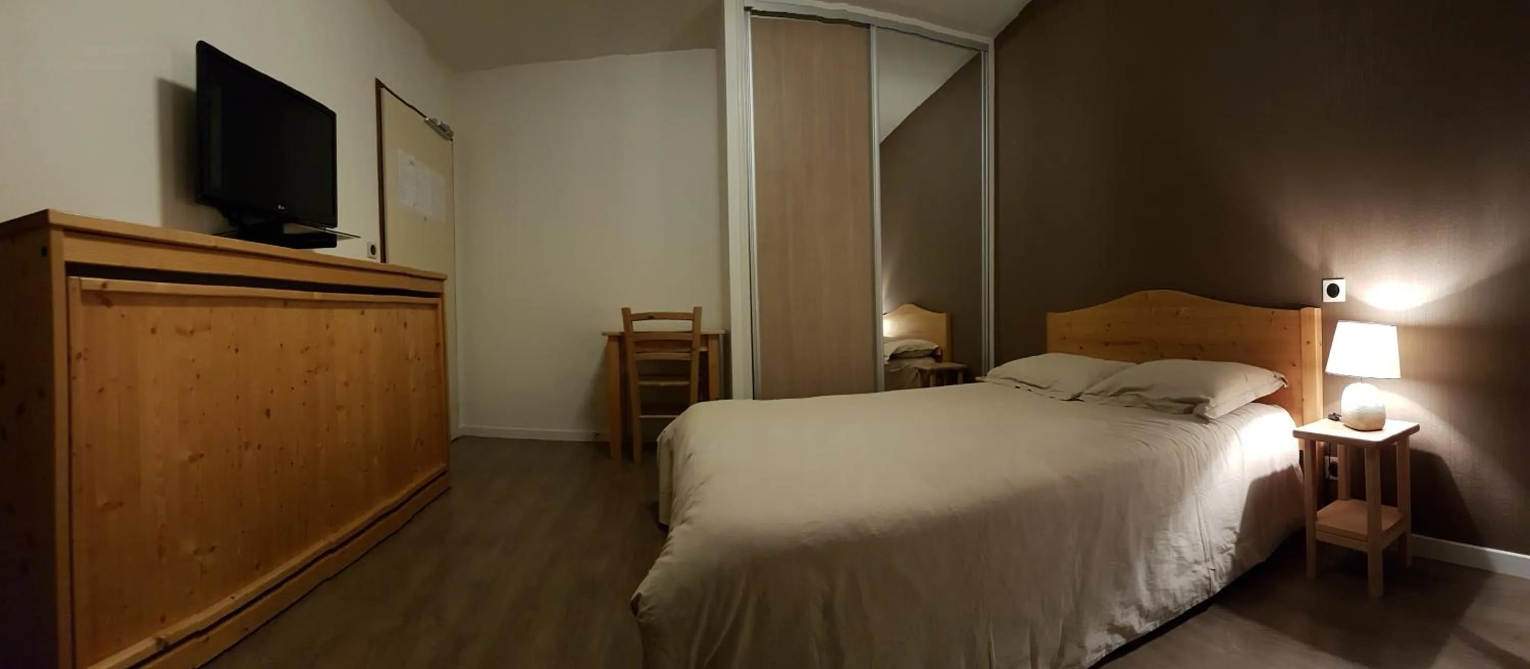 Toilet, Bed in Hôtel du Soleil