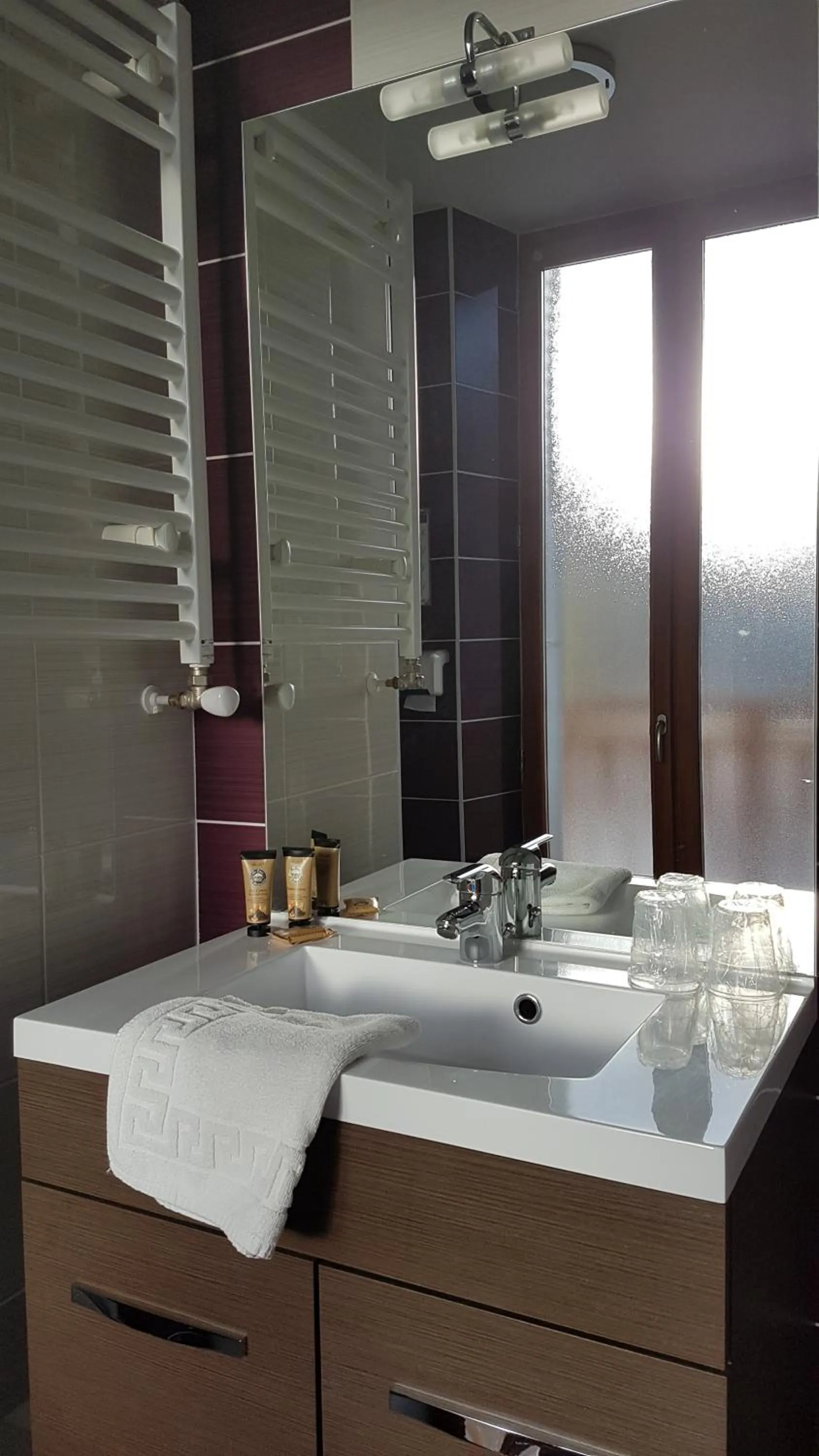 Shower in Hôtel du Soleil