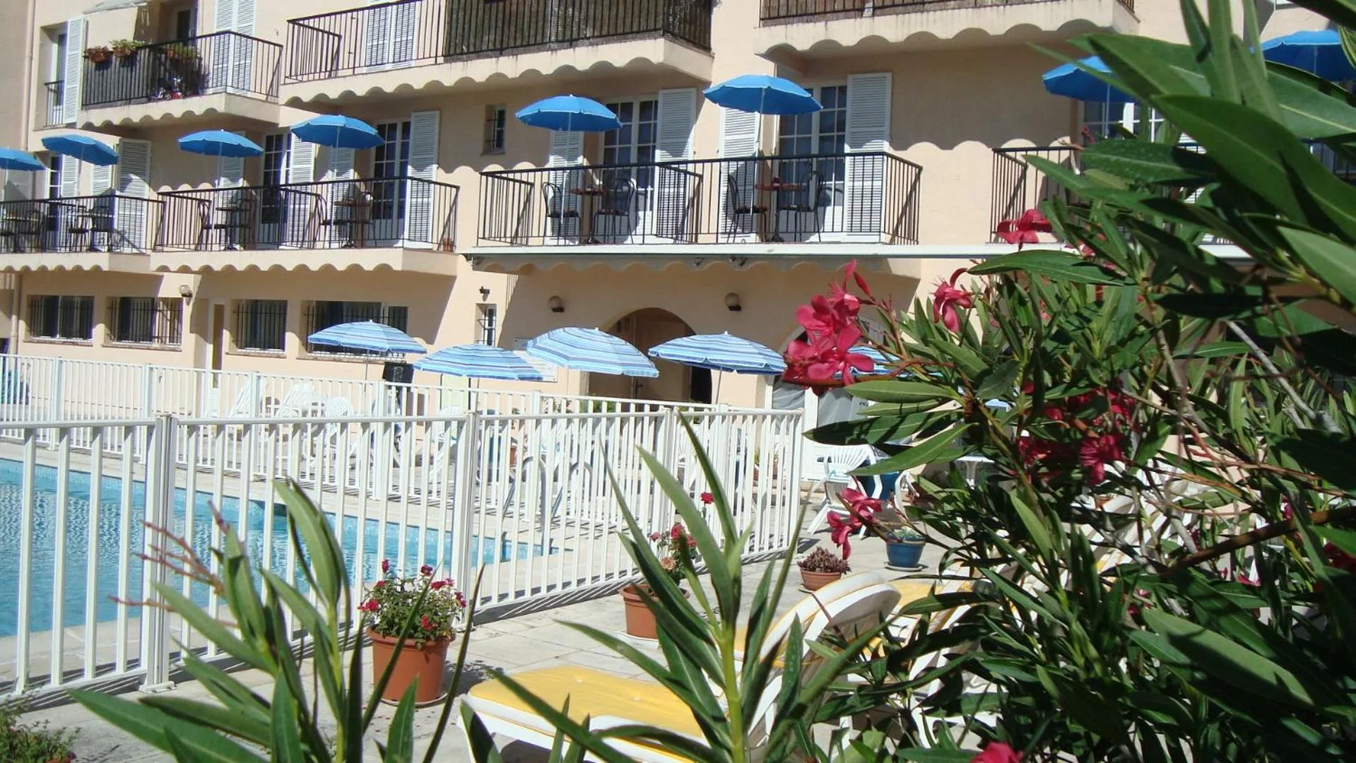 Day in Hôtel de la Poste Piscine