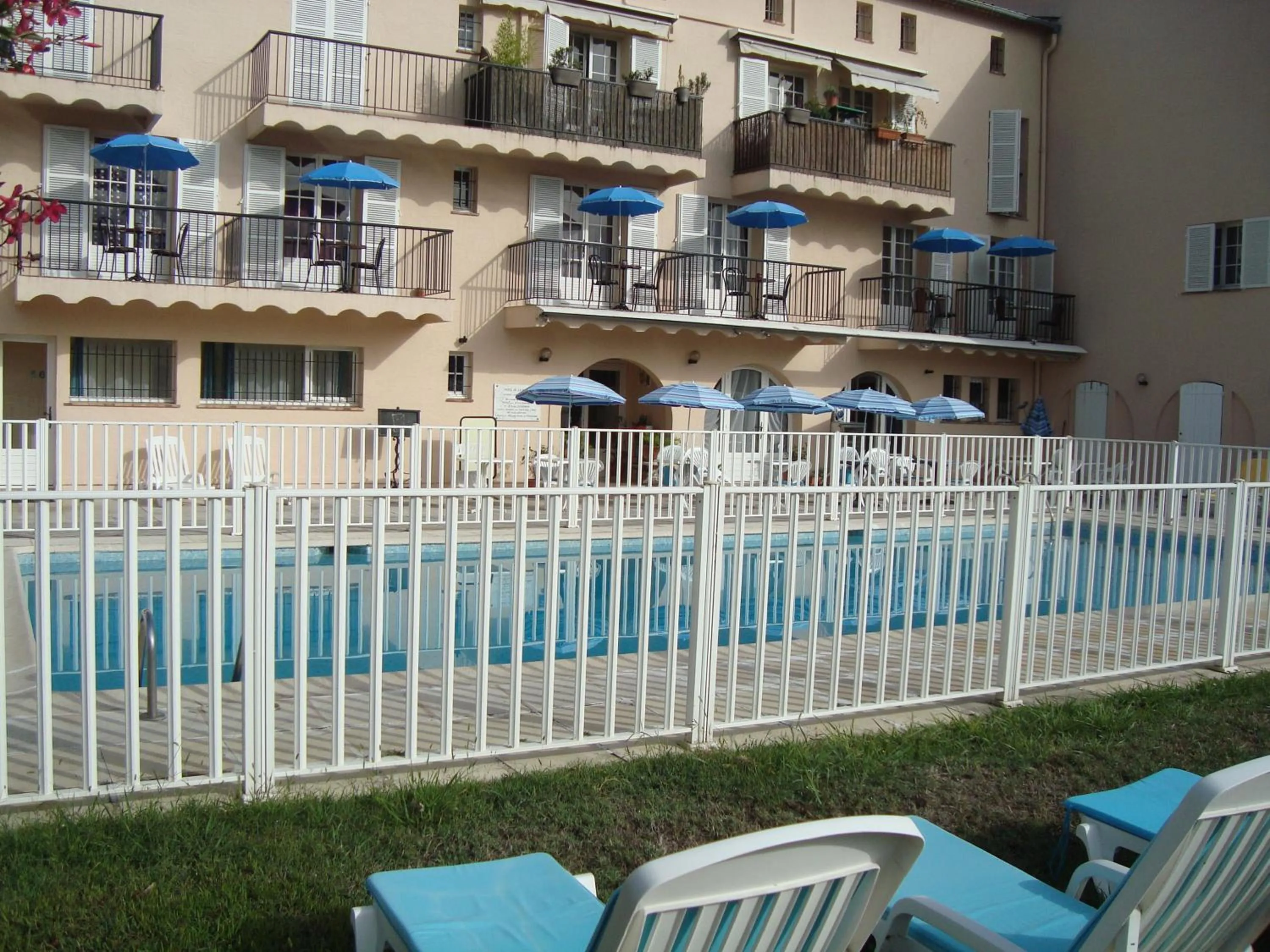 Day in Hôtel de la Poste Piscine