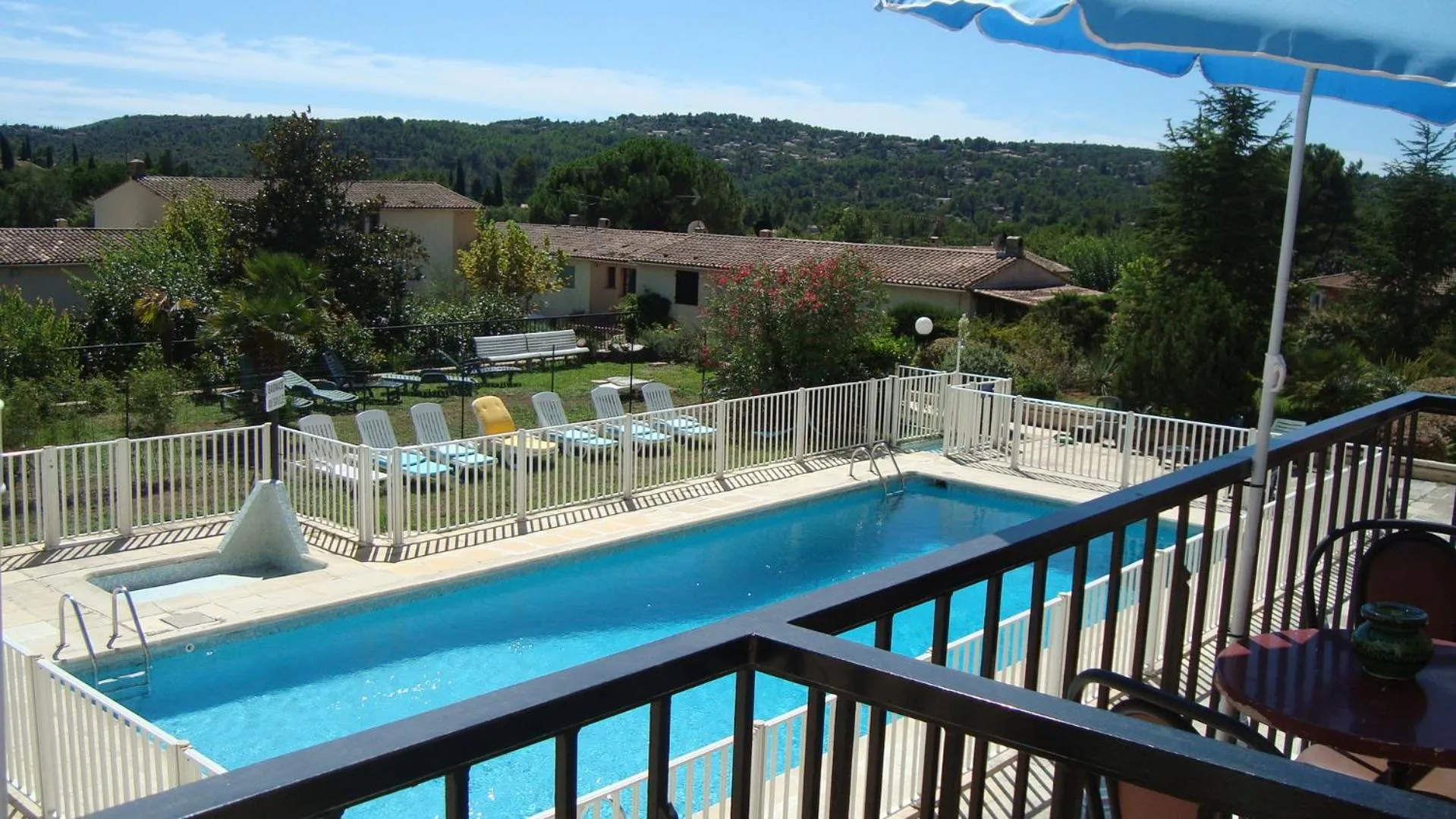 Day in Hôtel de la Poste Piscine