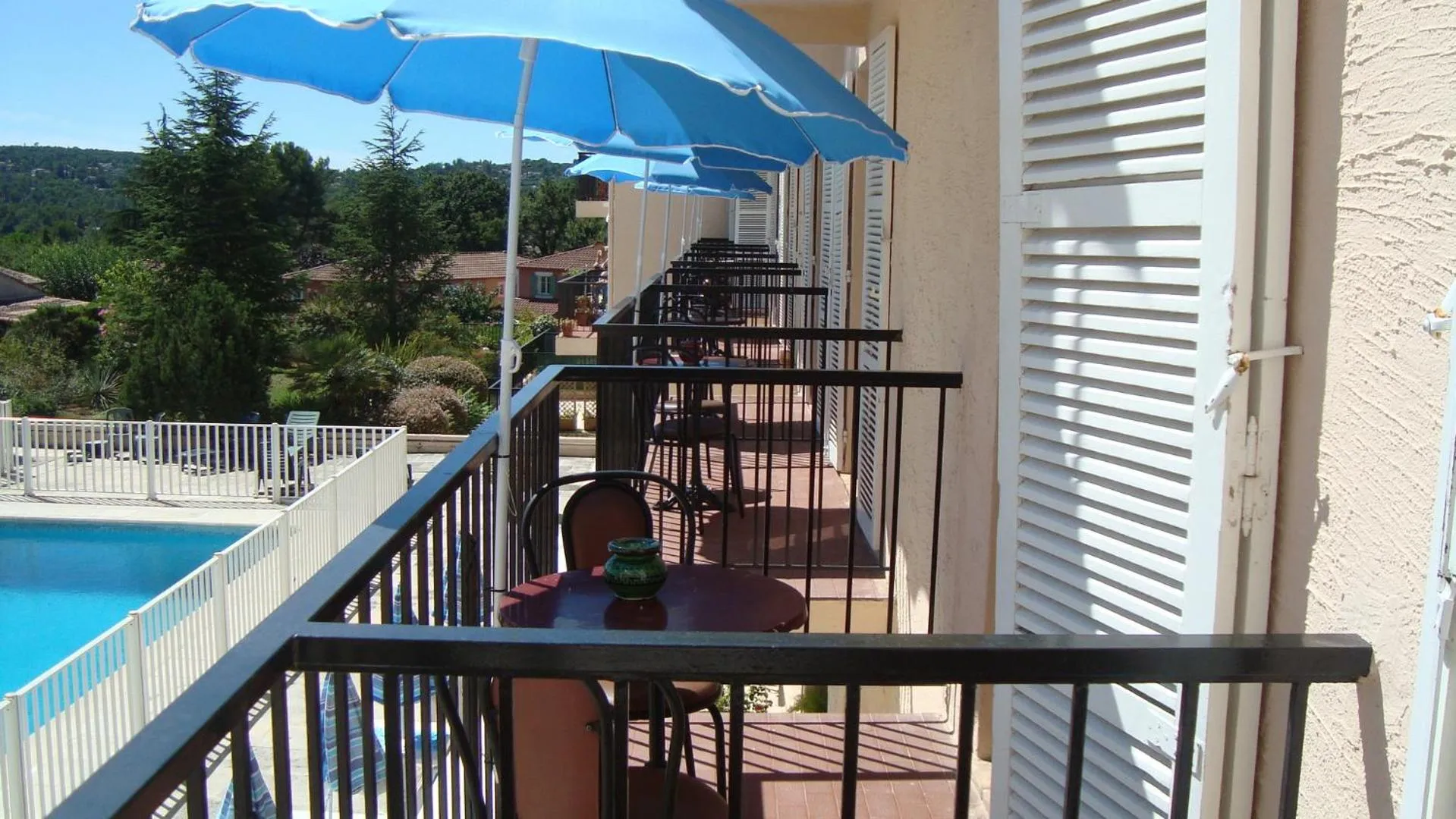 Day in Hôtel de la Poste Piscine