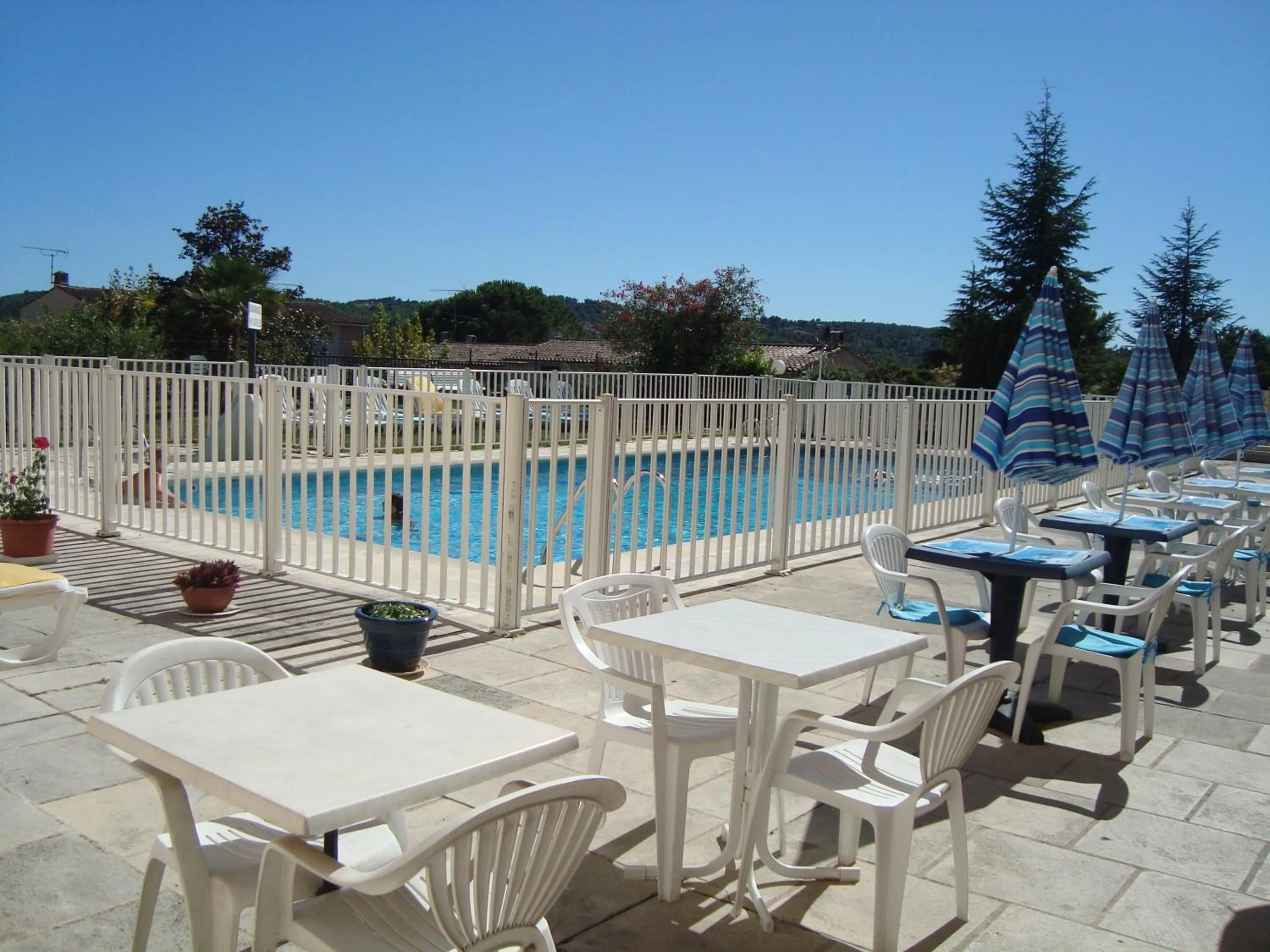 Restaurant/places to eat in Hôtel de la Poste Piscine