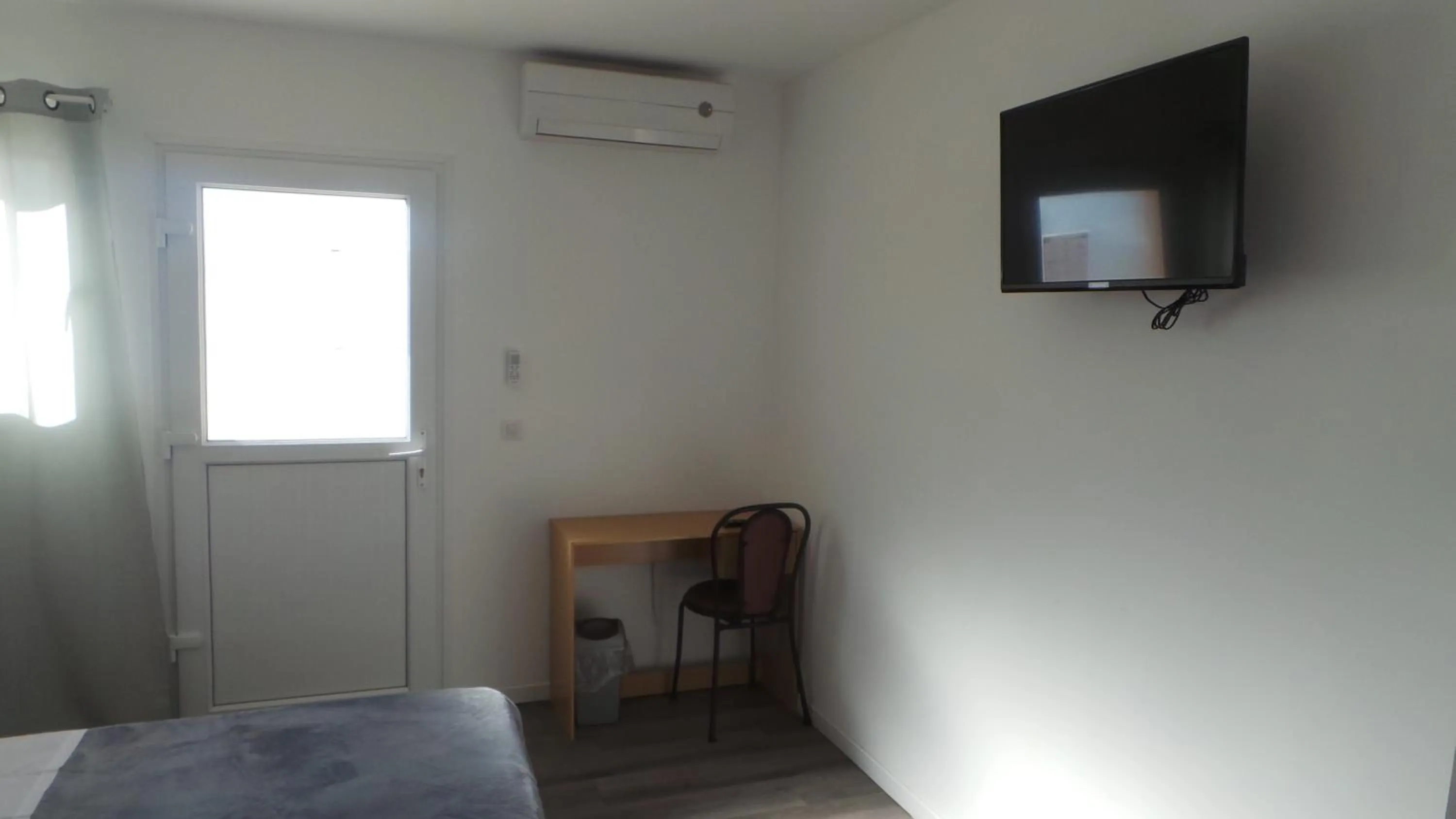 Bed in Hôtel de la Poste Piscine