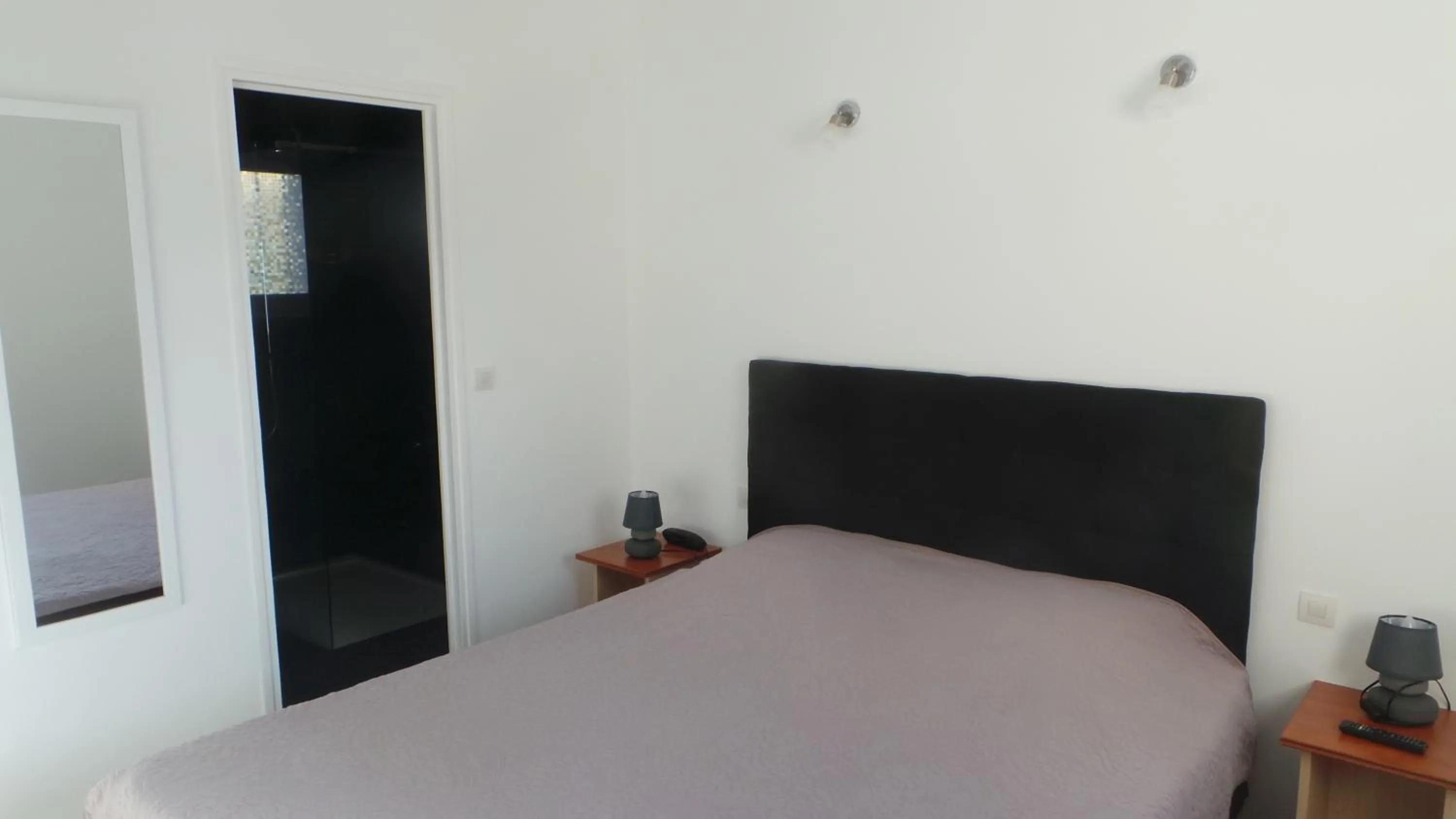 Bed in Hôtel de la Poste Piscine