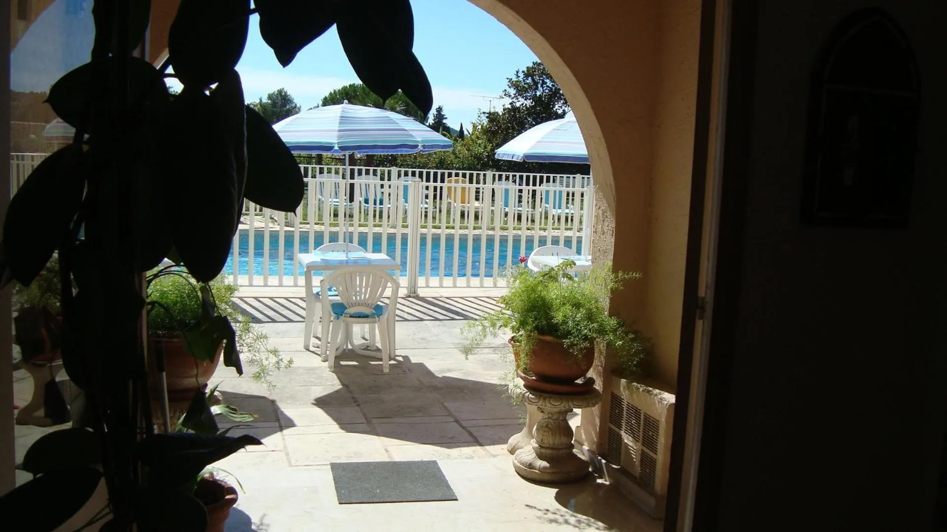 Patio in Hôtel de la Poste Piscine