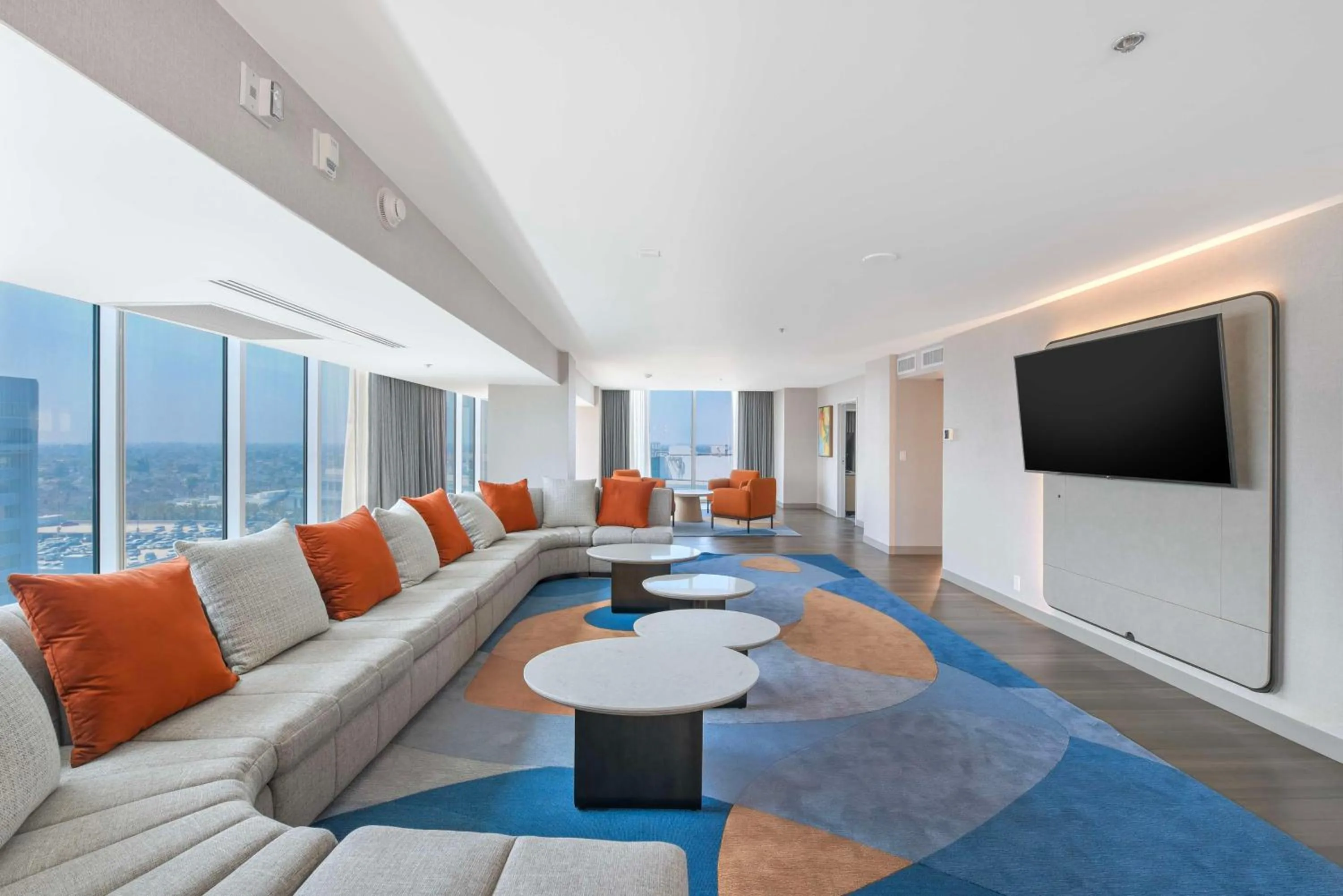 Living room in Hilton Anaheim