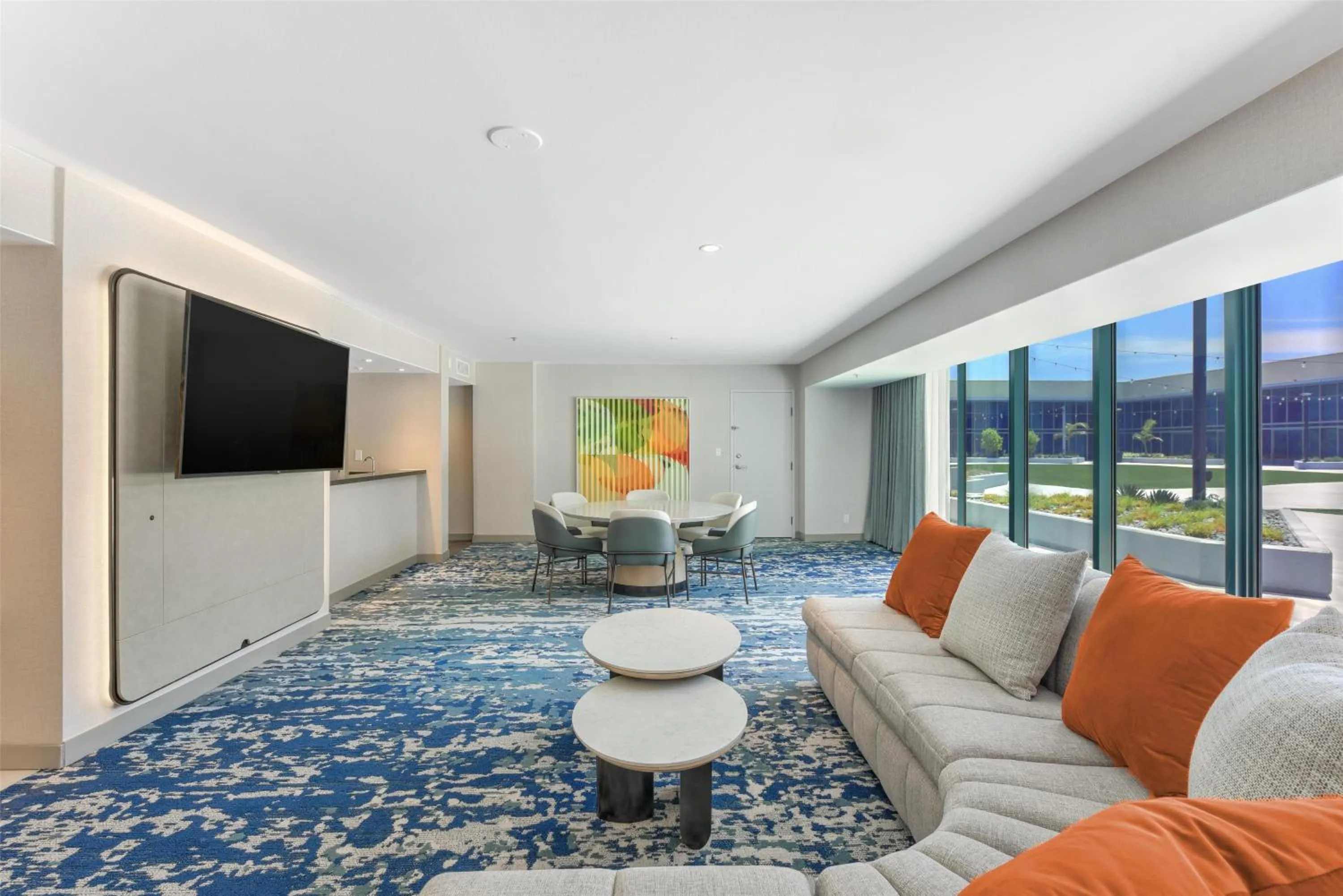 Living room in Hilton Anaheim