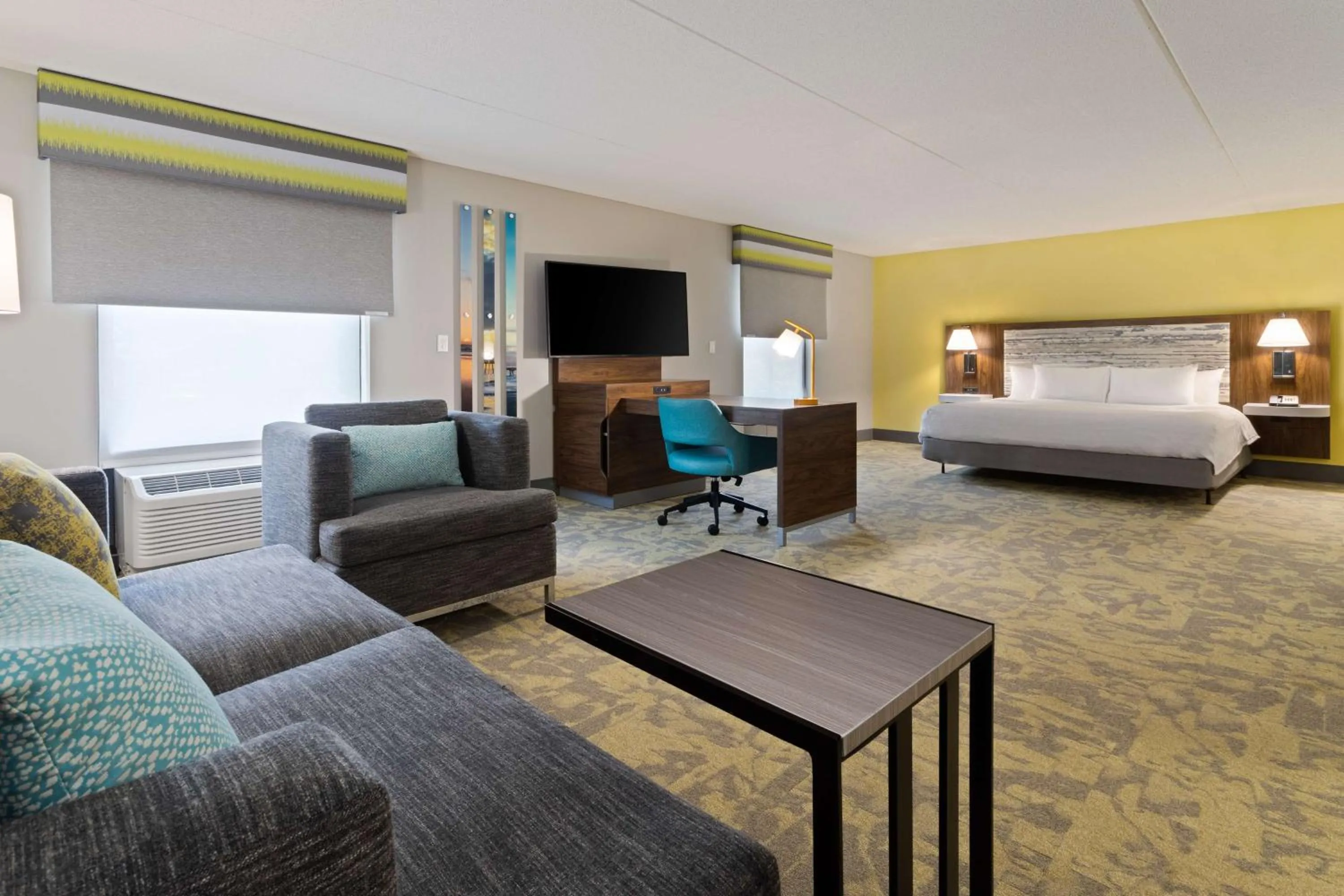 Living room, Bed in Hampton Inn Jacksonville-I-295 East/Baymeadows