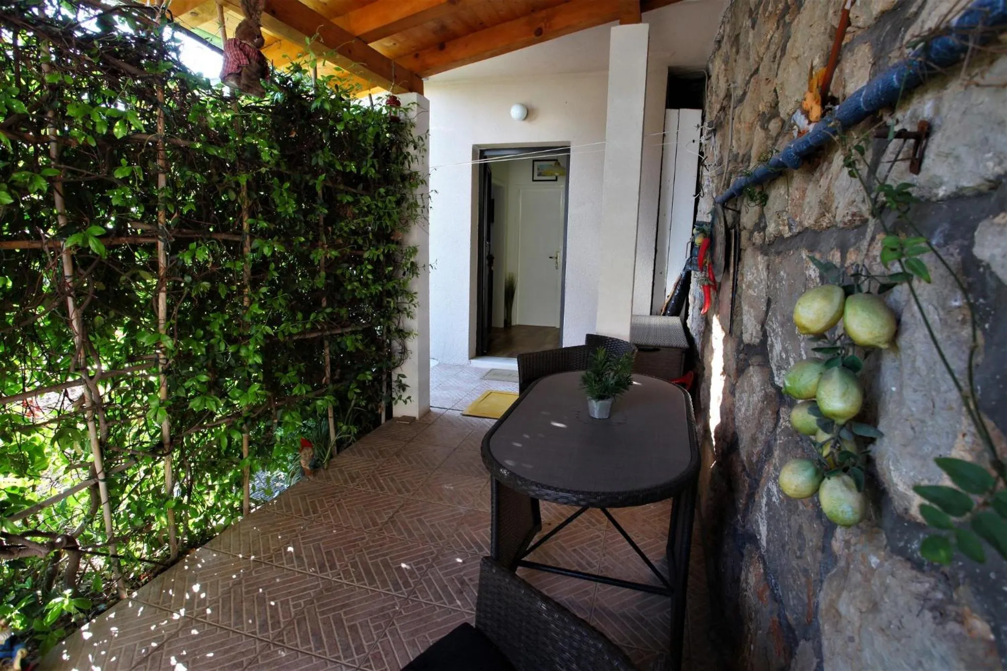 Patio in Apartment Garden M&M