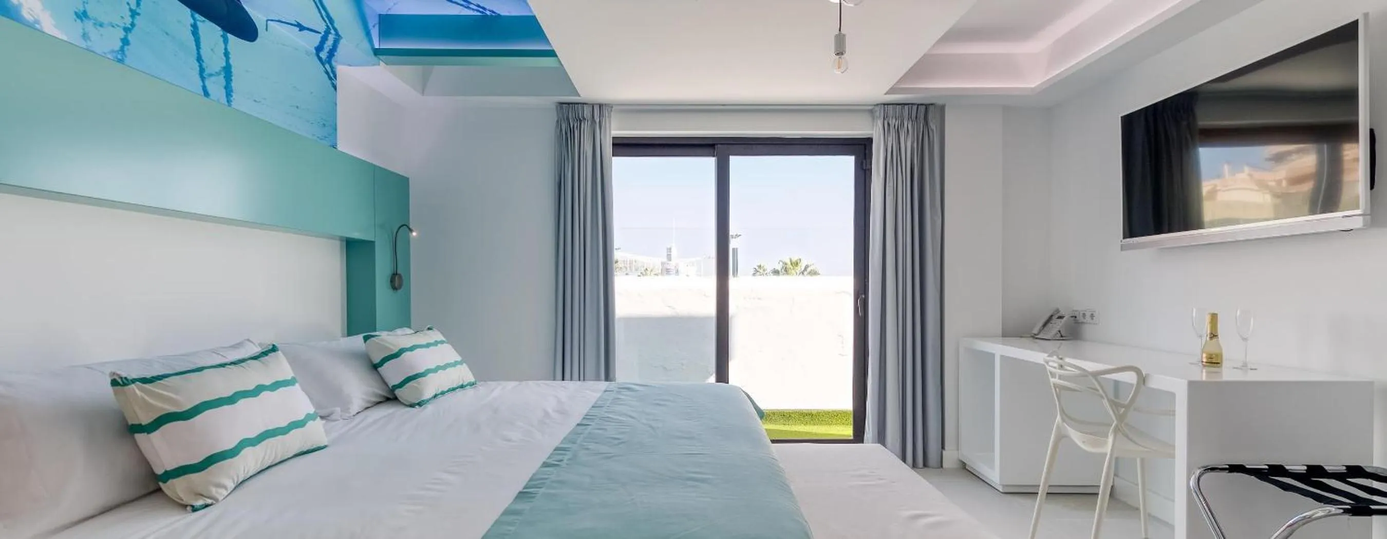 Photo of the whole room, Bed in HD Acuario Lifestyle