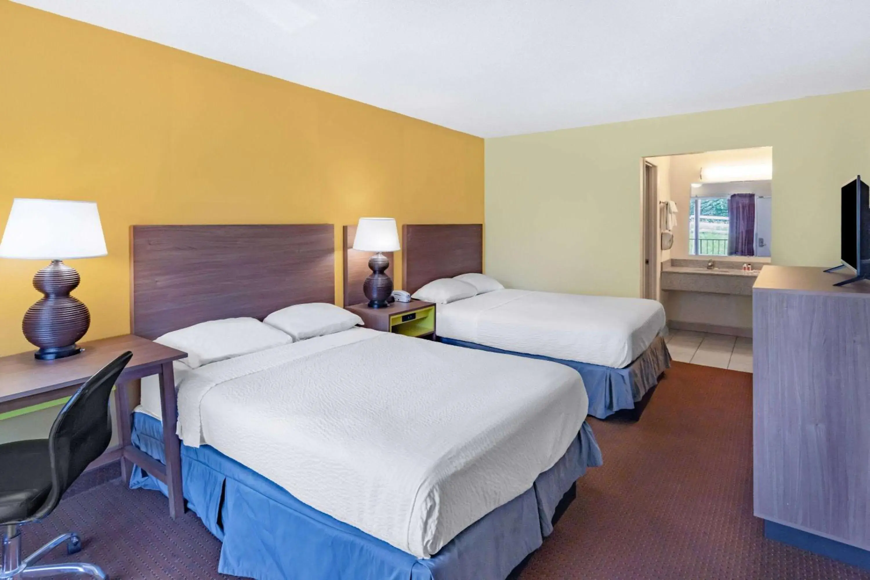 Photo of the whole room, Bed in Days Inn by Wyndham Owensboro