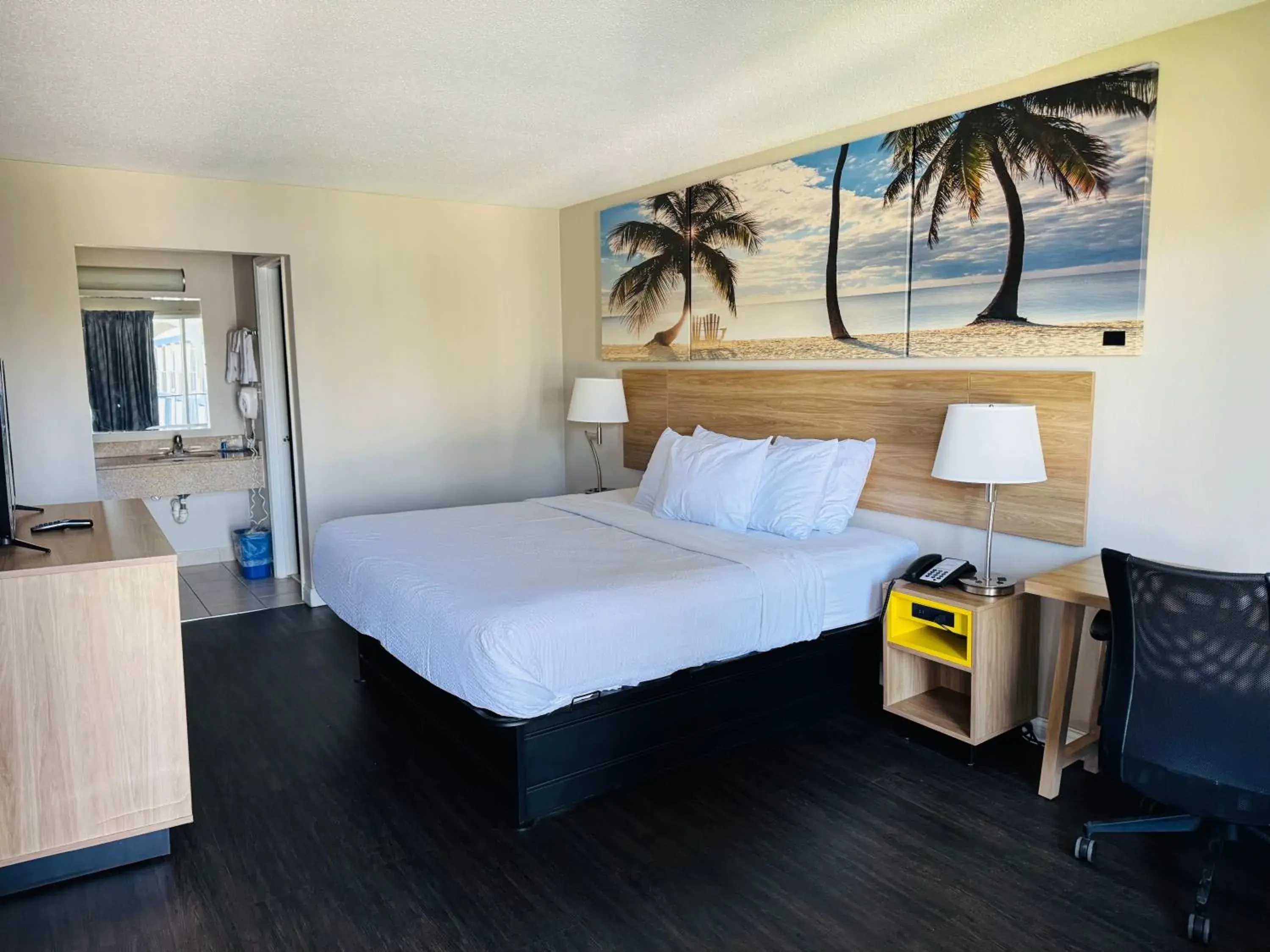 Bed in Rodeway Inn Bed in Rodeway Inn