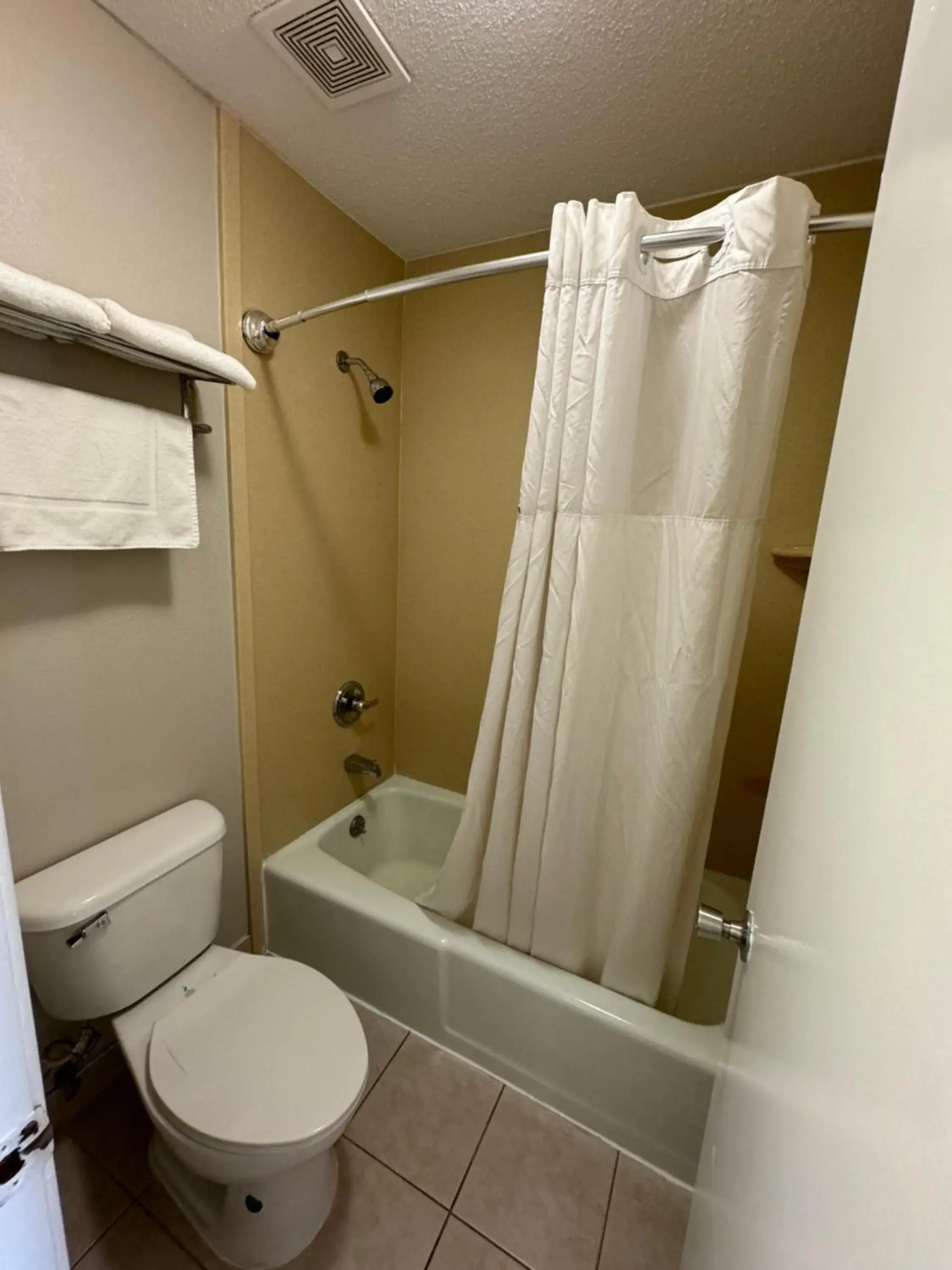 Double Room - Disability Access/Non-Smoking in Days Inn by Wyndham Owensboro Double Room - Disability Access/Non-Smoking in Days Inn by Wyndham Owensboro