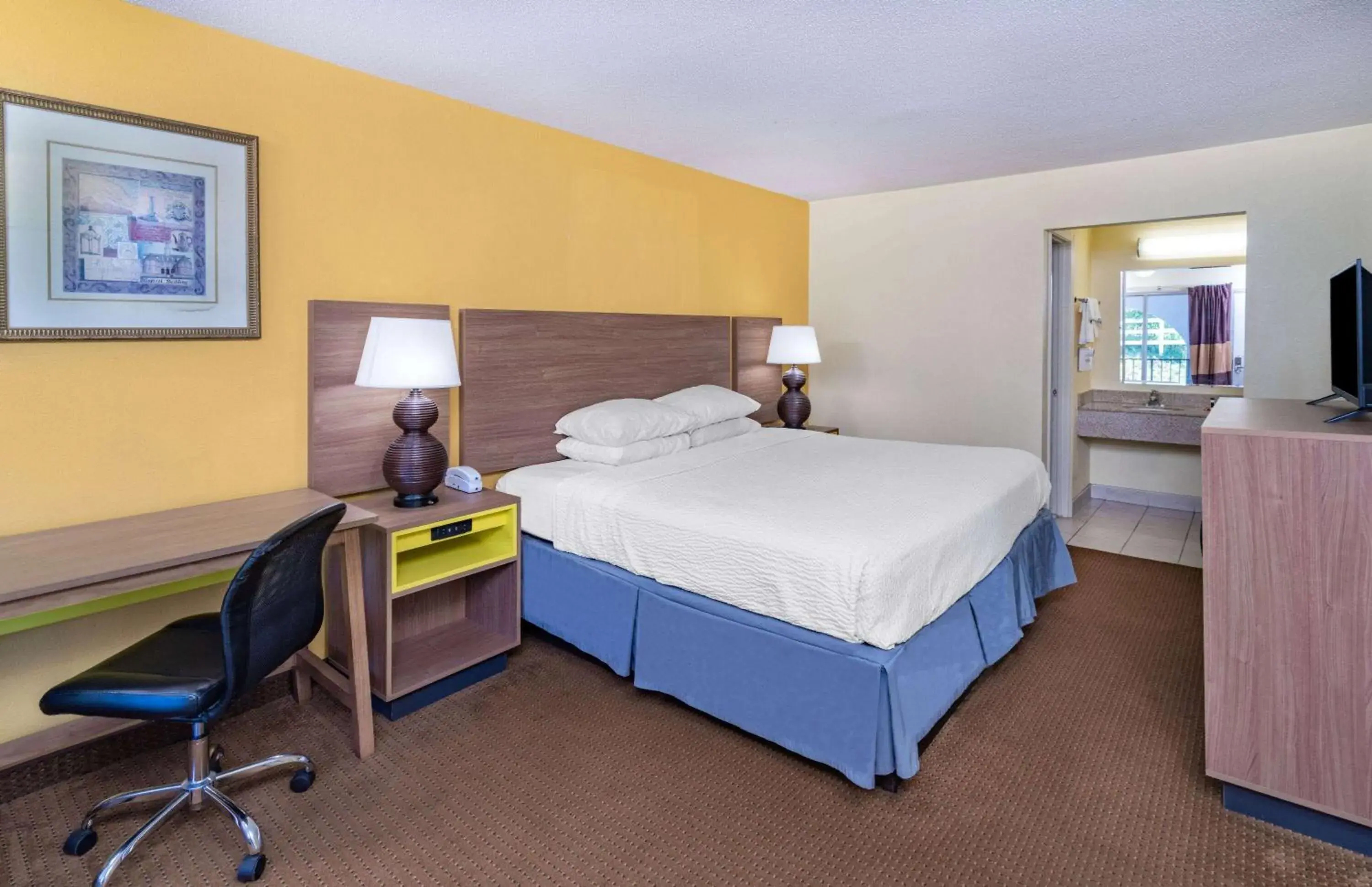 Photo of the whole room, Bed in Days Inn by Wyndham Owensboro