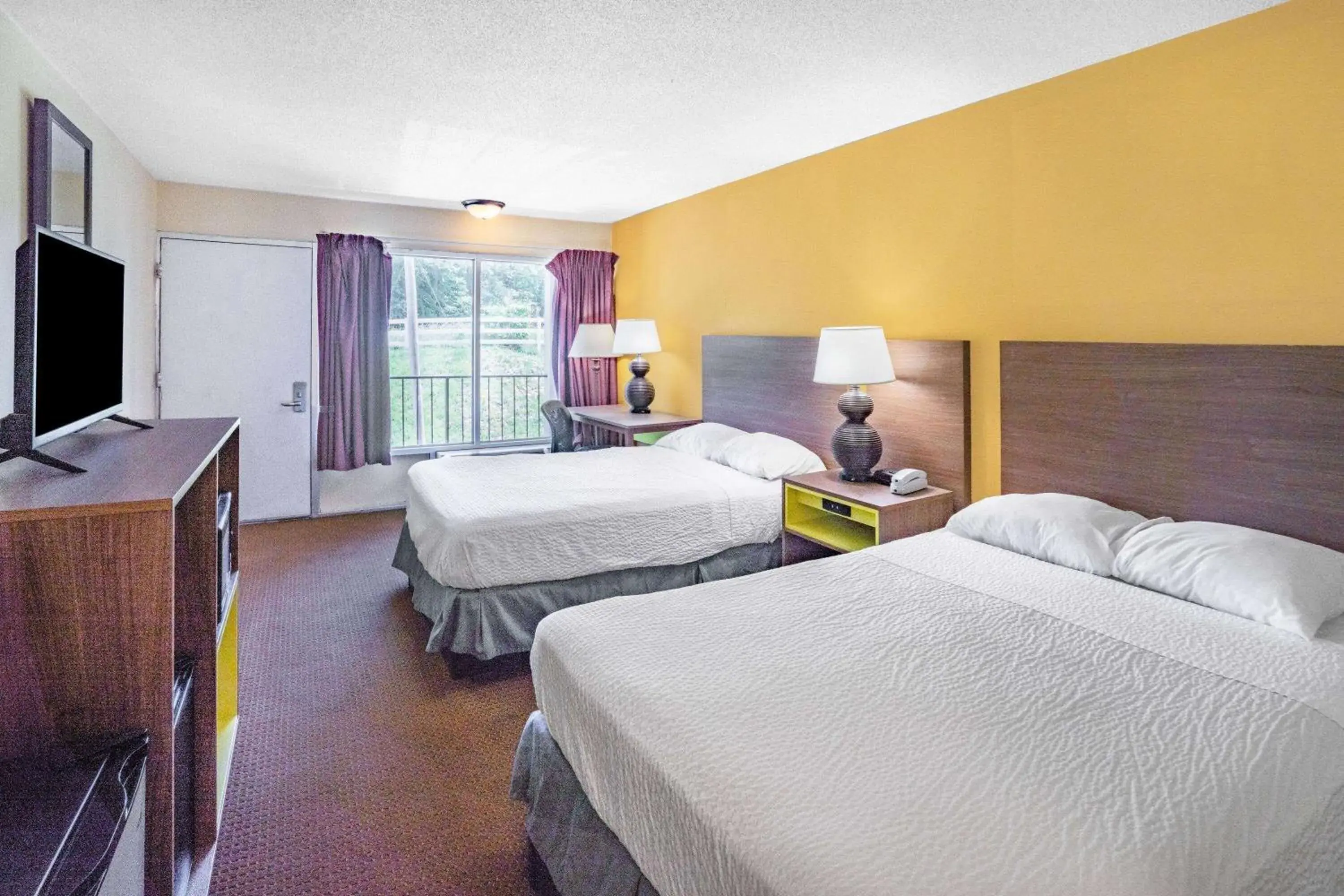 Photo of the whole room, Bed in Days Inn by Wyndham Owensboro