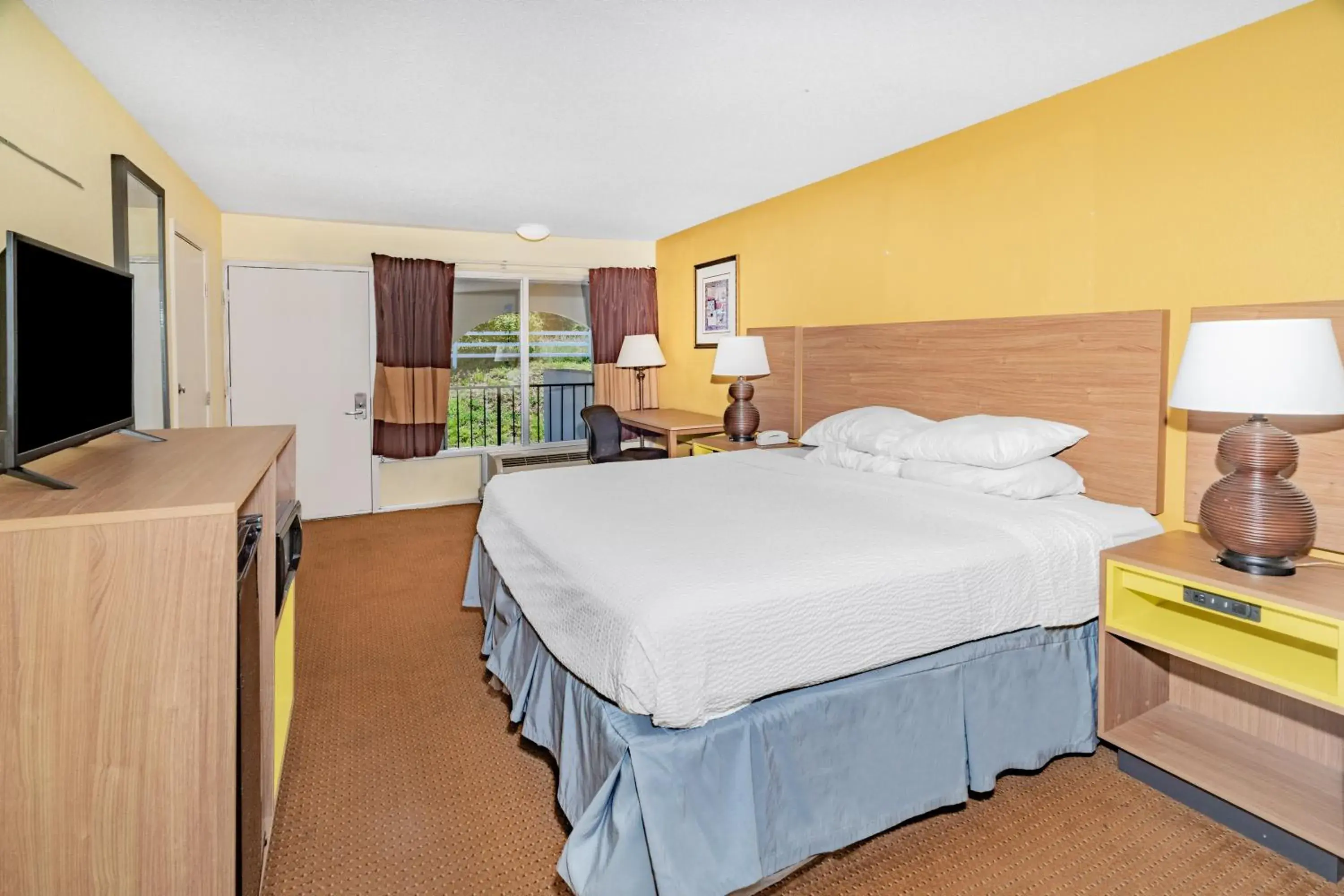 Bed in Days Inn by Wyndham Owensboro